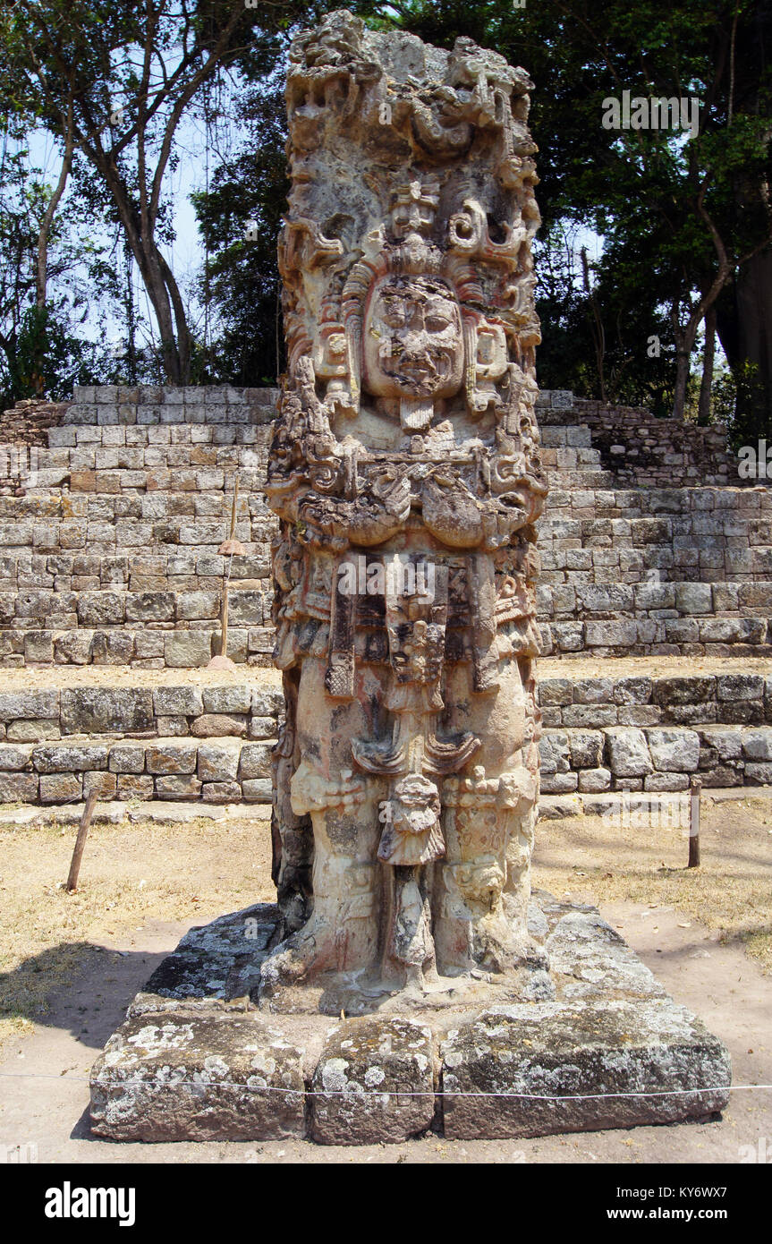 Statue von Maya Gott auf dem Platz in Copan, Honduras Stockfotografie ...