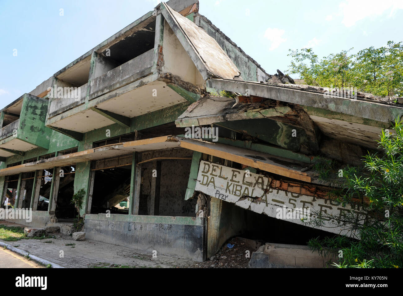 Afrika Angola Quibala, zerstörten Gebäude vom Bürgerkrieg zwischen der MPLA und der UNITA/Afrika Angola Quibala, zerstoerte Gebaeude aus dem Buergerkrieg 1975 - 2002 der MPLA und der UNITA Stockfoto