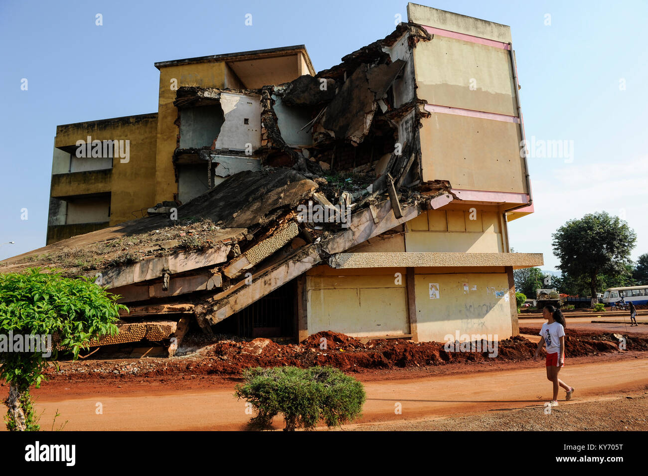 Afrika Angola Quibala, zerstörten Gebäude vom Bürgerkrieg zwischen der MPLA und der UNITA/Afrika Angola Quibala, zerstoerte Gebaeude aus dem Buergerkrieg 1975 - 2002 der MPLA und der UNITA Stockfoto