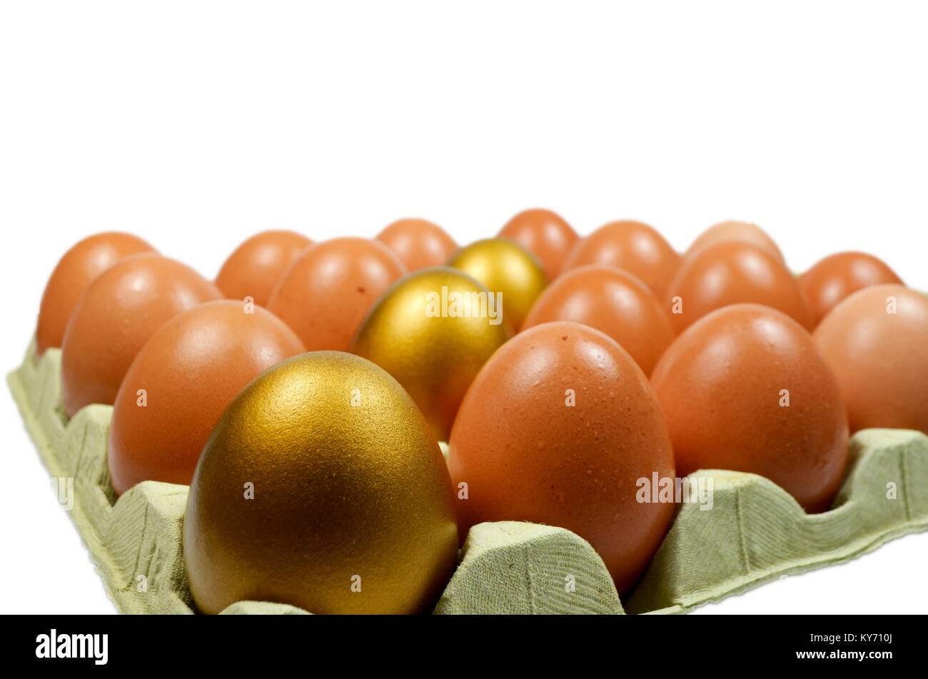 Goldene Ei in einer Box zu normalen Eier mit weißen isoliert Stockfoto
