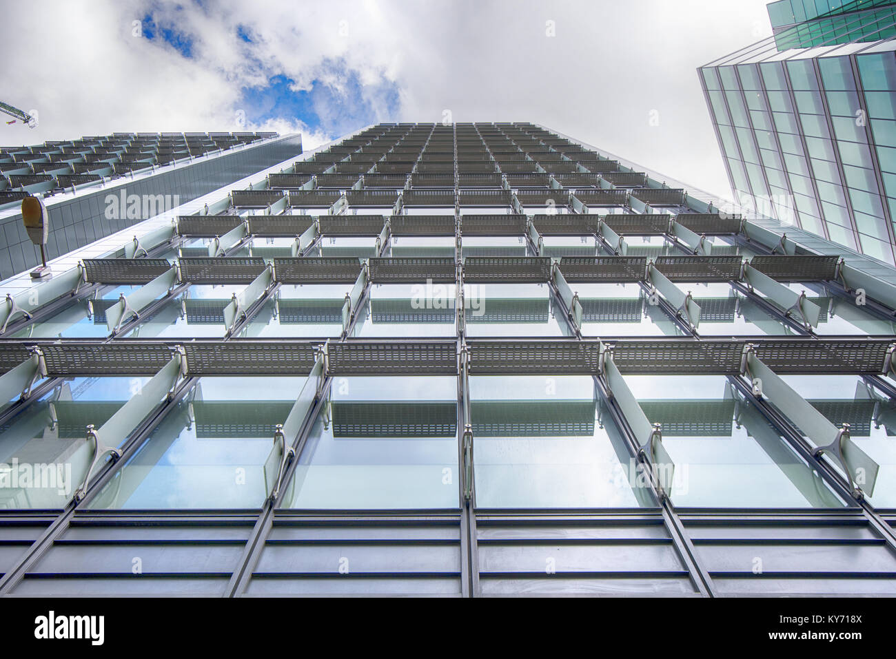 Fenster eines modernen Stahl und Glas gewerbliche Bürogebäude, die blauen Himmel gegen bewölkt blauer Himmel in London, Großbritannien Stockfoto