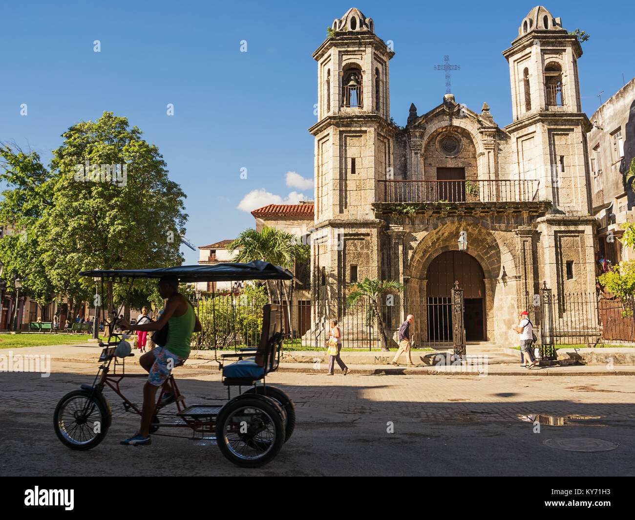 Havanna, Kuba - Dezember 3, 2017: Kirche des Heiligen Christus von Gute Reise (Iglesia del Santo Cristo del Buen Viaje), um die Altstadt von Havanna und bicytaxi (Kuba) Stockfoto