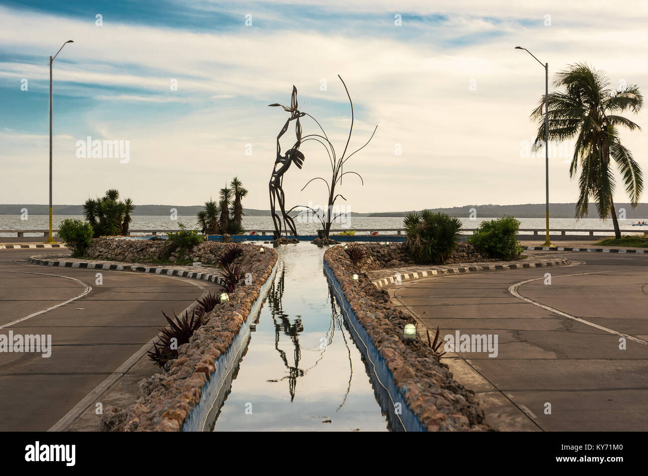 Cienfuegos, Kuba - 7. Dezember 2017: Eisen Skulptur auf dem Brunnen von Punta Gorda am Ende der Pier von Cienfuegos Stockfoto