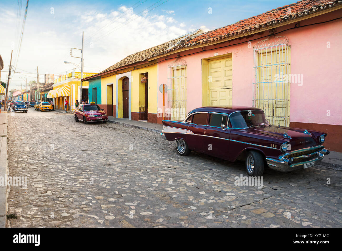 Trinidad, Kuba - 8. Dezember 2017: Das wahre Leben auf der Straße von Trinidad in den Nachmittag mit Menschen und klassischen Auto Stockfoto