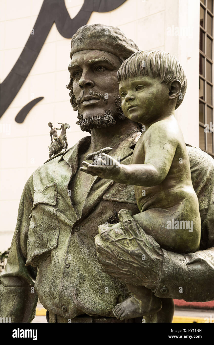 Santa Clara, Kuba - 10. Dezember 2017: Denkmal der Helden Ernesto Che Guevara mit einem Kind in seine Arme Stockfoto