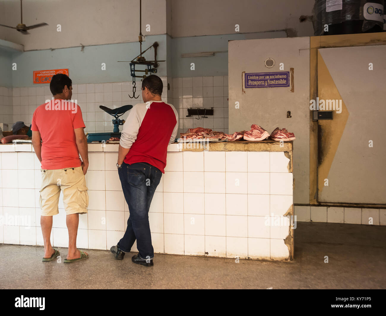 Havanna, Kuba - 11. Dezember 2017: Kubanische Kunden in einem typischen Metzgerei in Havanna Stockfoto