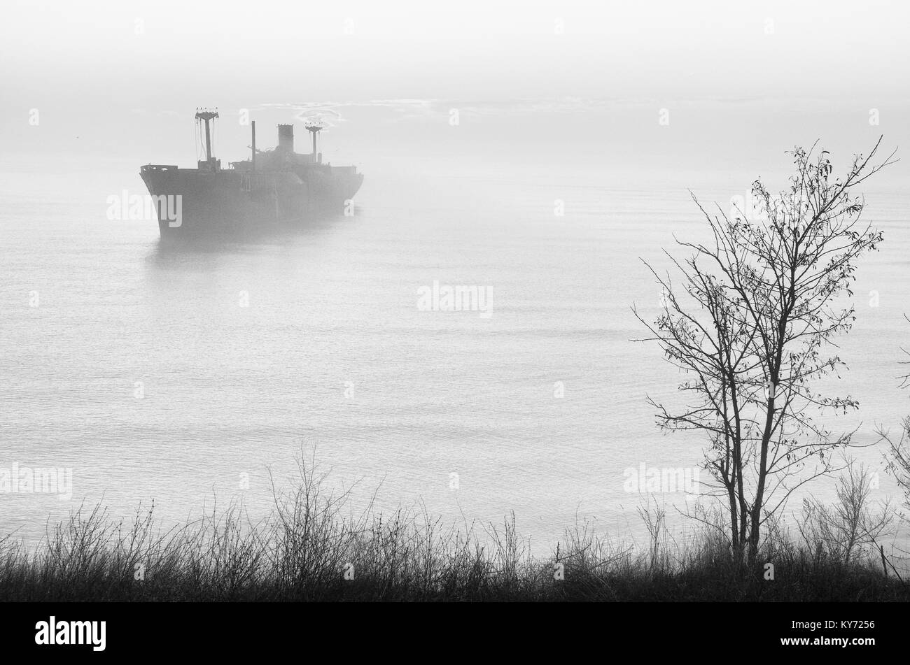 Schönen sonnenaufgang Haze mit einem griechischen Schiffbruch Evangelia am Ufer des Schwarzen Meeres in der Nähe von turda, Rumänien. Stockfoto