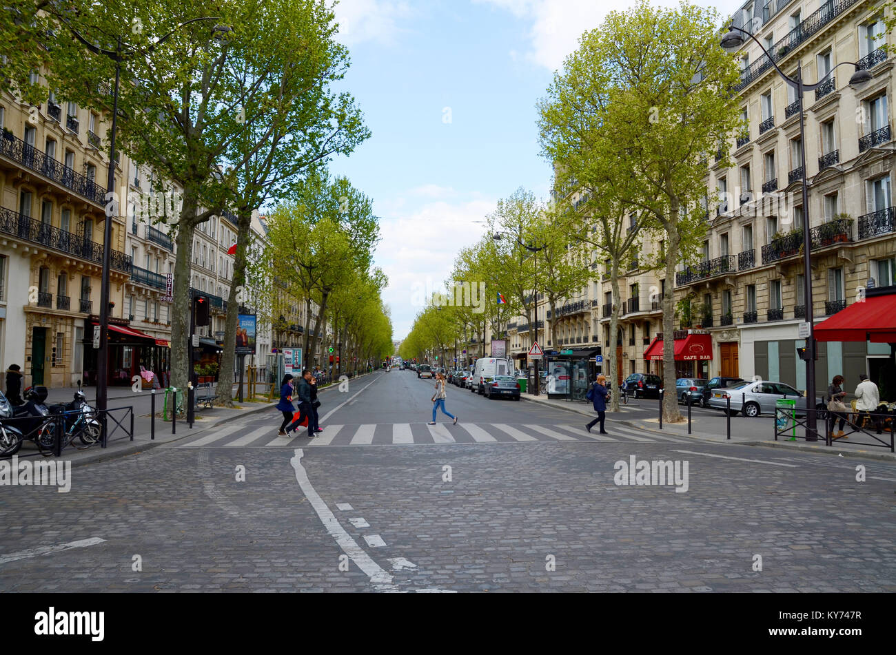 Avenue Bosquet, Paris, Frankreich. Französische Straße mit Leuten, die Straße zu überqueren, Geschäfte, Cafés. Bistro du Monde. 7. Arrondissement Stockfoto