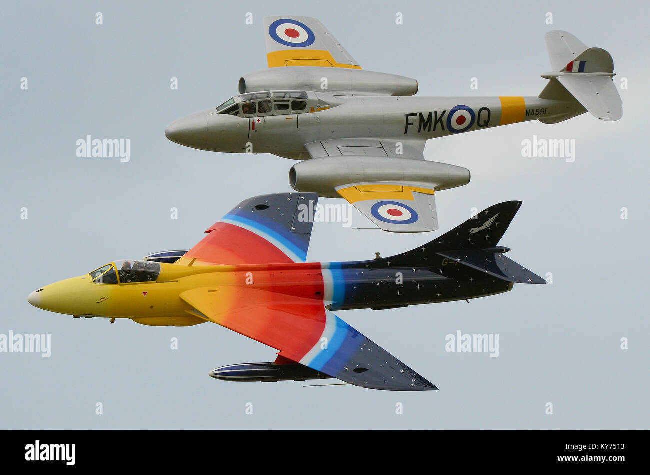 Klassische Vintage-Jets von Hawker Hunter und Gloster Meteor. Klassisches Paar britischer Düsenflugzeuge, die bei einer Flugschau fliegen Stockfoto