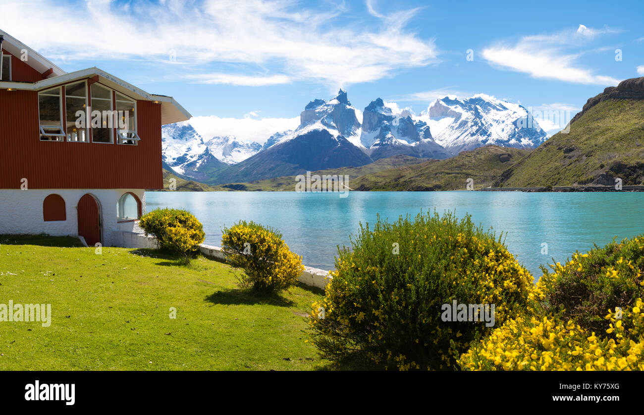 Blick auf majestätische Cuerno Principal und Torres del Paine Nationalpark, Chile, von der Hosteria Pehoe. Stockfoto