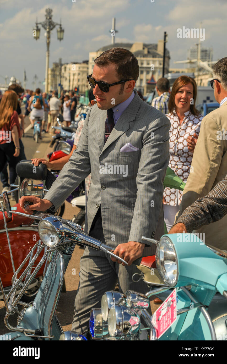 Mods nehmen an der jährlichen Versammlung an der 'mods Weekender' an der Küste von Brighton im August Bank Holiday. Brighton, UK. August Bank Holiday Wochenende. Stockfoto