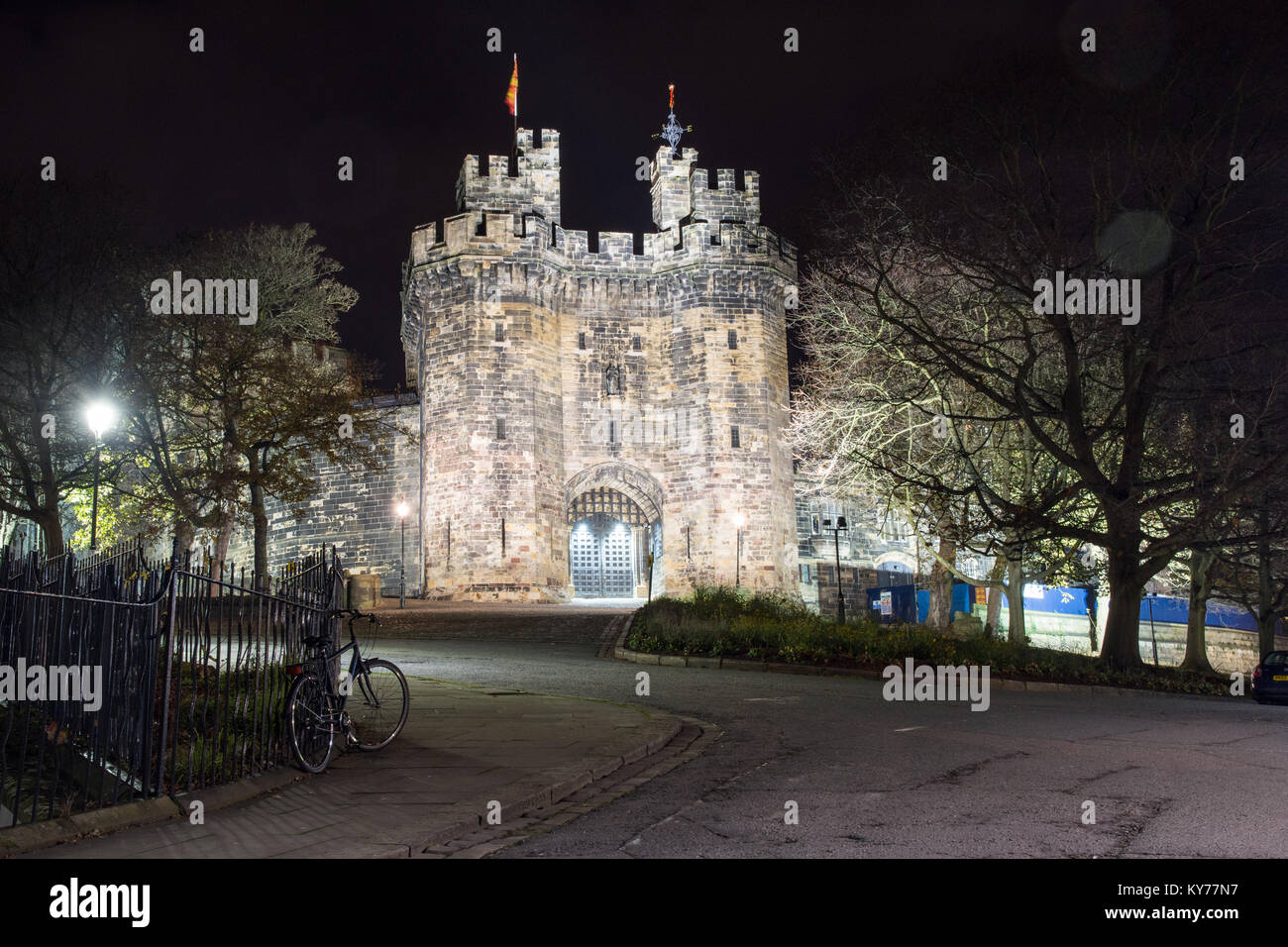 Lancaster, England, Großbritannien - 11 November, 2017: Die wichtigsten Torhaus der mittelalterlichen Schloss von Lancaster ist abends beleuchtet. Stockfoto