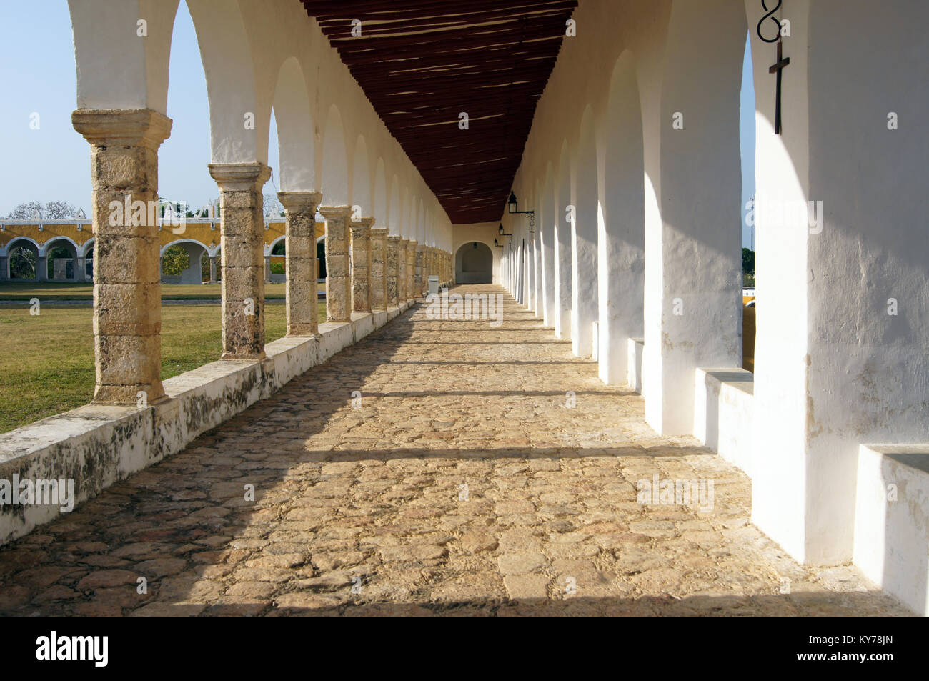 Kolonnade im Kloster Izamal, Mexiko Stockfoto