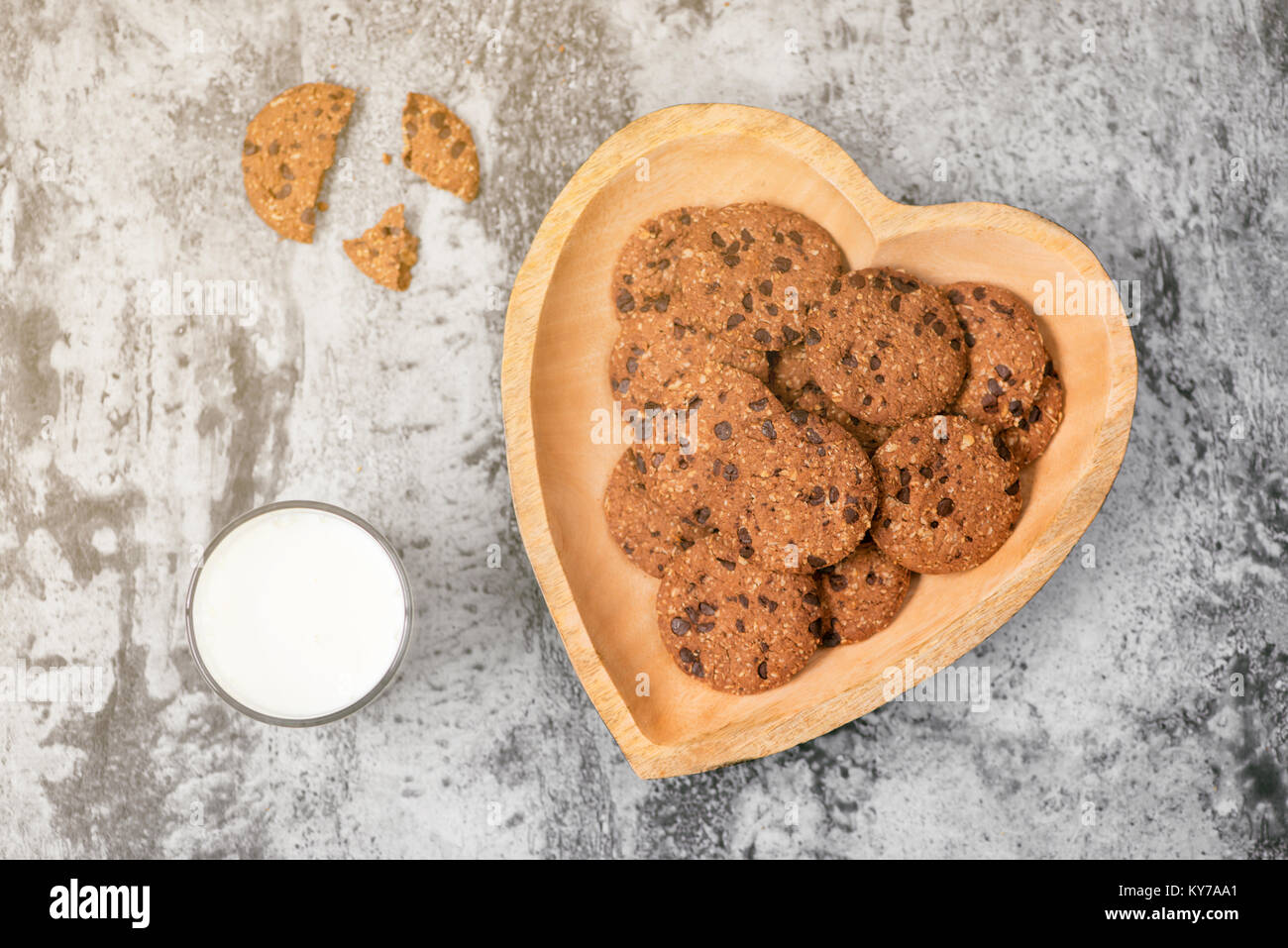Traditionelle Chocolate Chip Cookies auf Herz Form Platte. Stockfoto