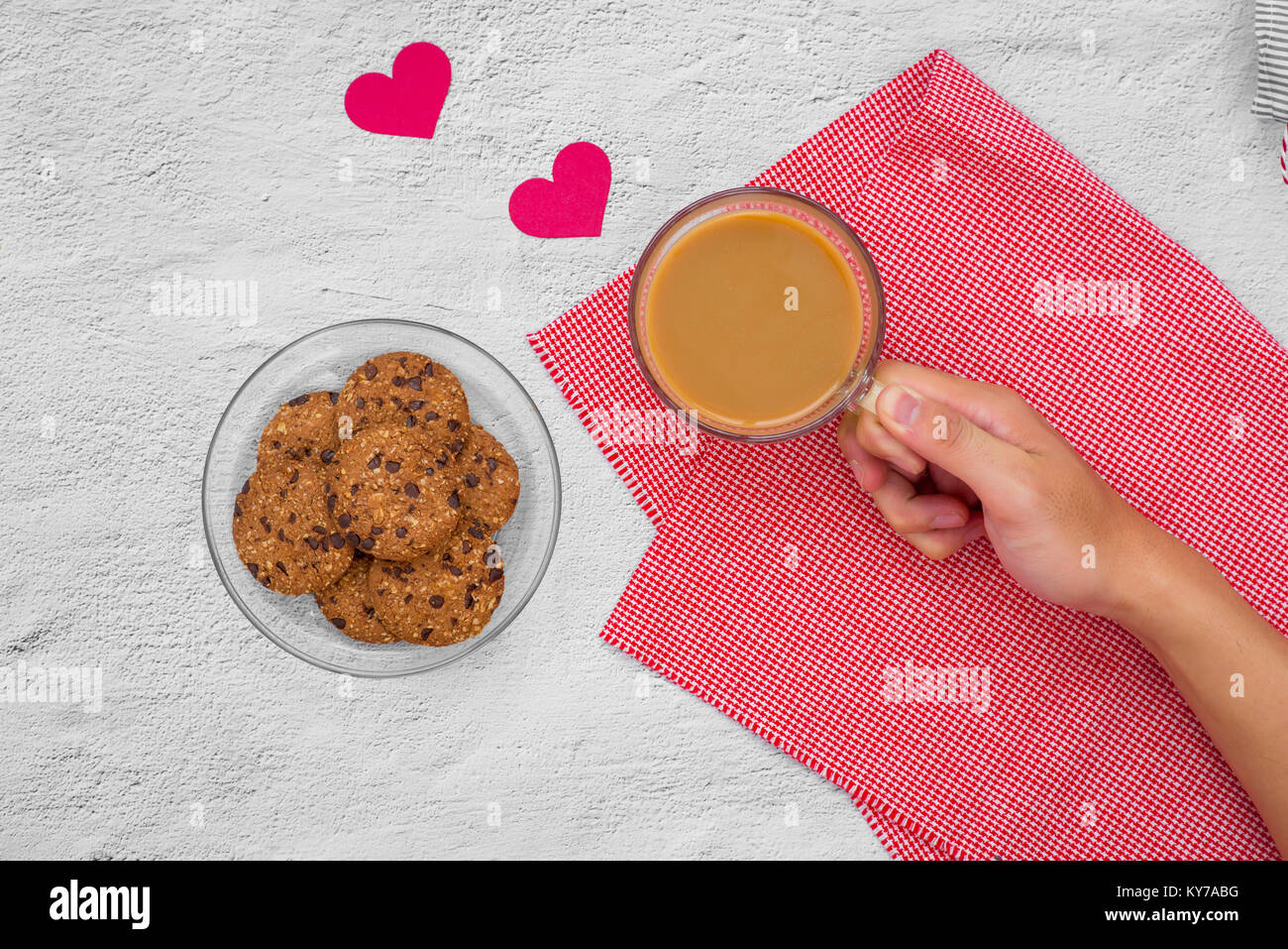 Valentinstag. Tasse Kaffee und Plätzchen auf einem Schild auf Tabelle, Ansicht von oben Stockfoto
