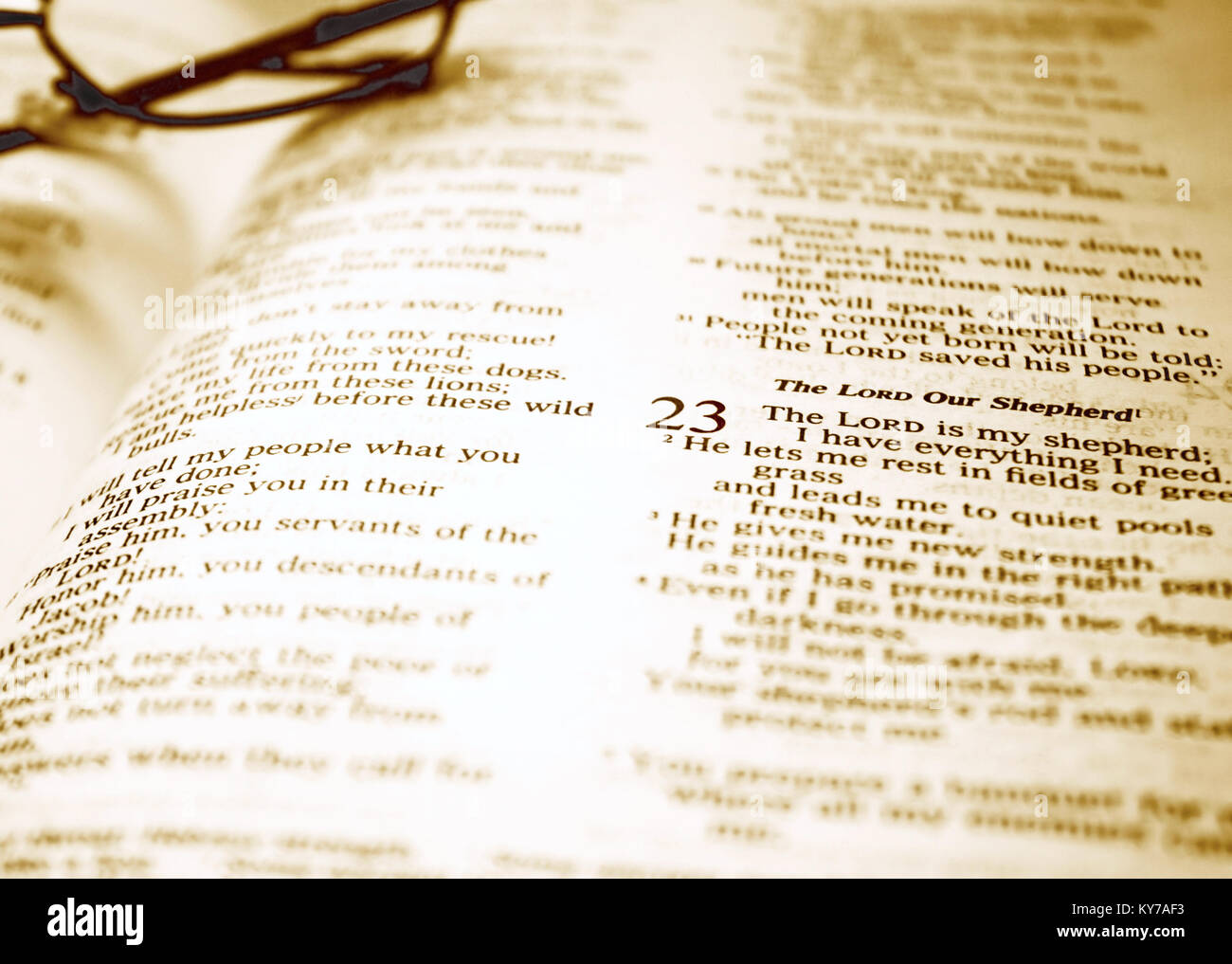 Die Familie Bibel - Geöffnet an Psalm 23, Lesebrillen im Hintergrund Stockfoto