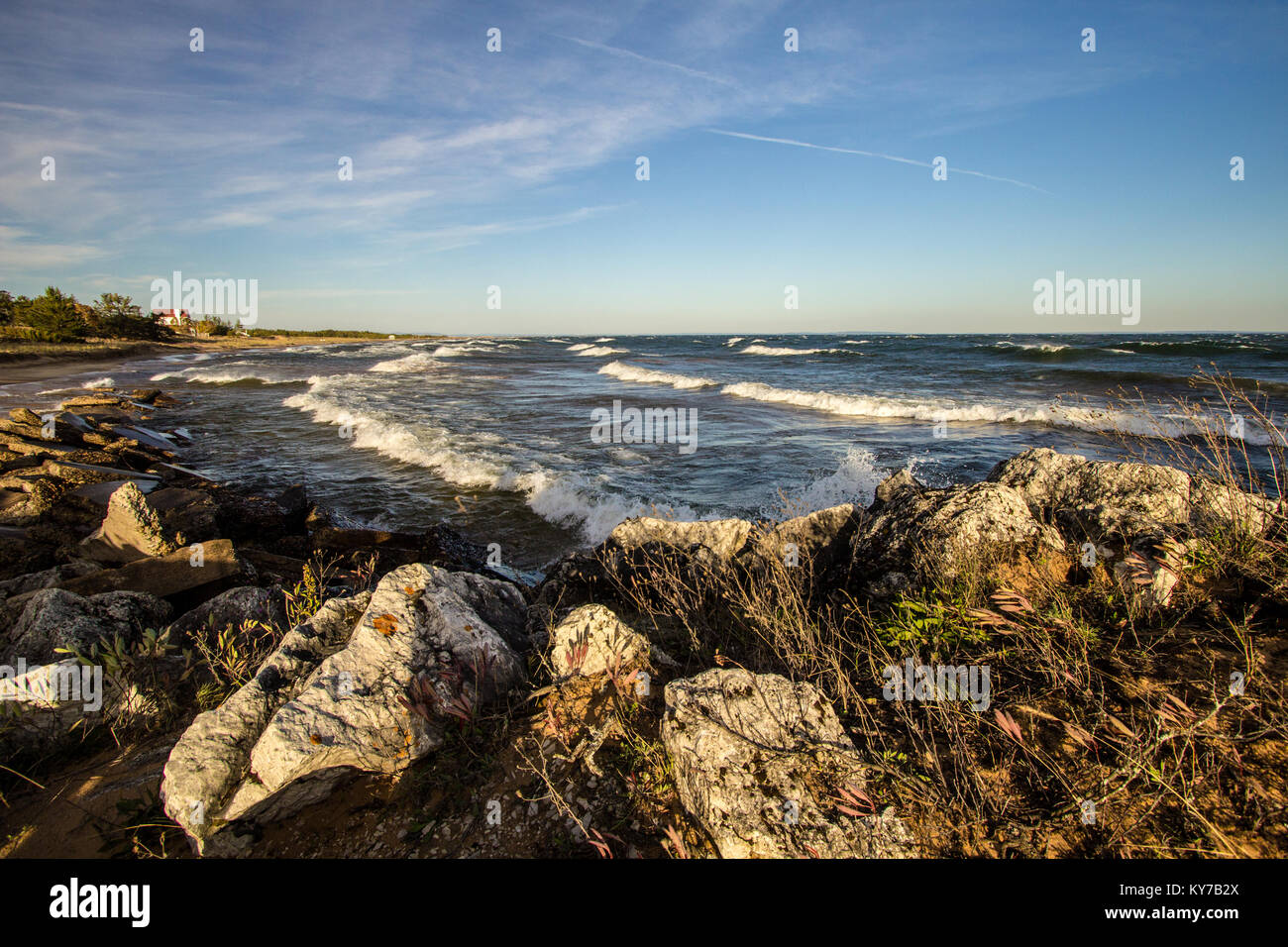 Malerische felsige Küste. Wellen an der felsigen Küste des Lake Superior an einem sonnigen Nachmittag. Stockfoto