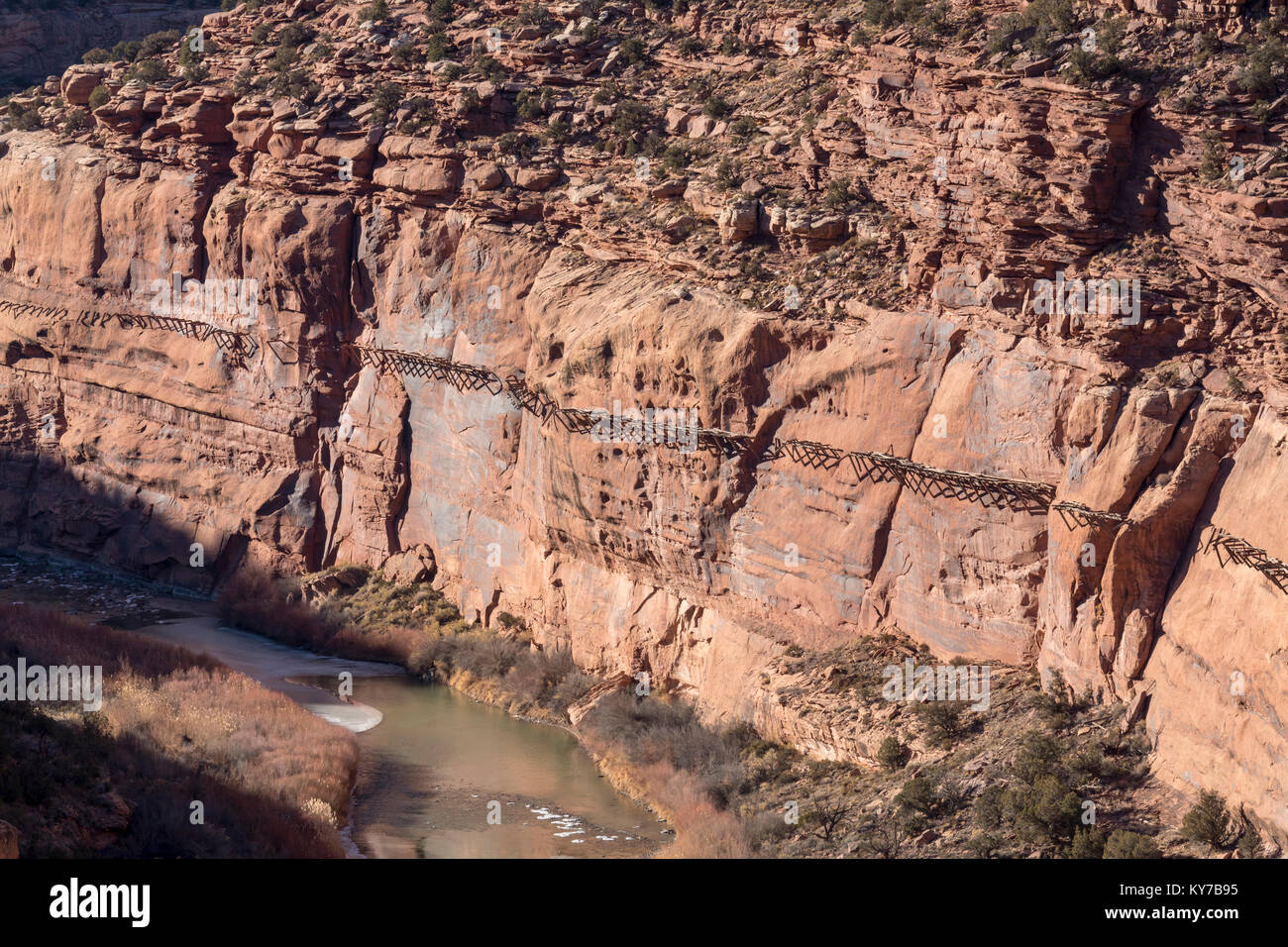 Uravan, Colorado - die Überreste der hängenden Flume auf der Canyon Wand über dem Dolores River. Die Struktur wurde in den späten 1880ern wat zu tragen Stockfoto