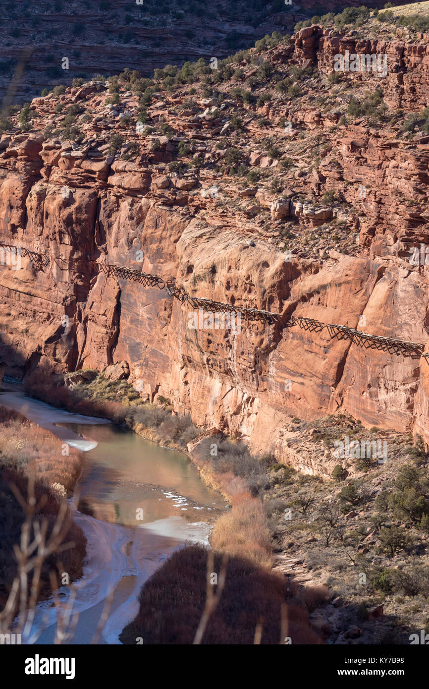 Uravan, Colorado - die Überreste der hängenden Flume auf der Canyon Wand über dem Dolores River. Die Struktur wurde in den späten 1880ern wat zu tragen Stockfoto