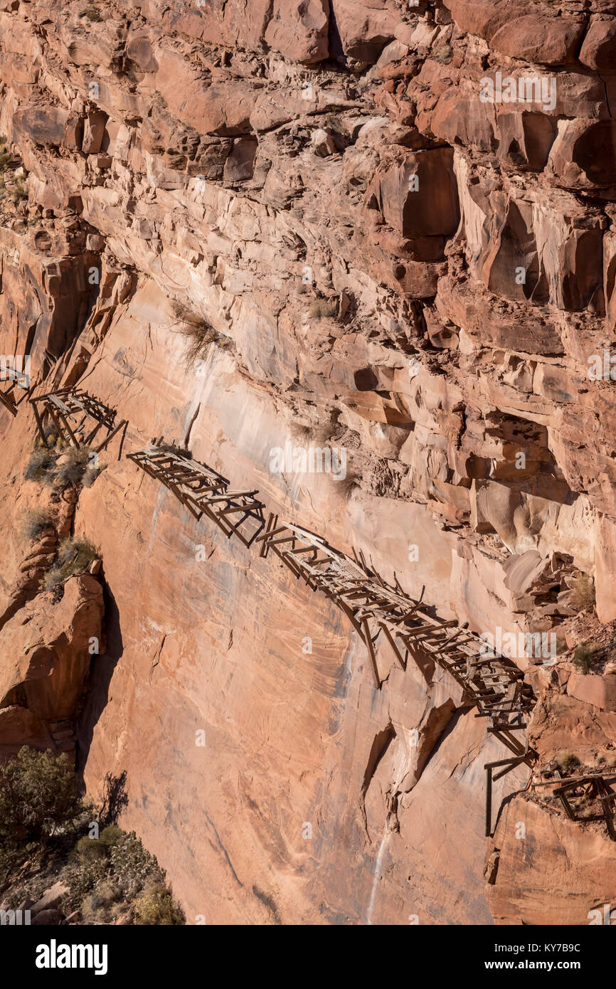 Uravan, Colorado - die Überreste der hängenden Flume auf der Canyon Wand über dem Dolores River. Die Struktur wurde in den späten 1880ern wat zu tragen Stockfoto
