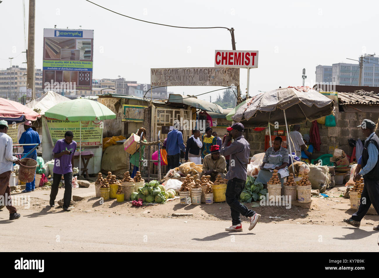 Verschiedene Stände mit Gemüse in Eimern zum Verkauf auf der Straße mit Menschen Vergangenheit wandern, Nairobi, Kenia, Ostafrika Stockfoto