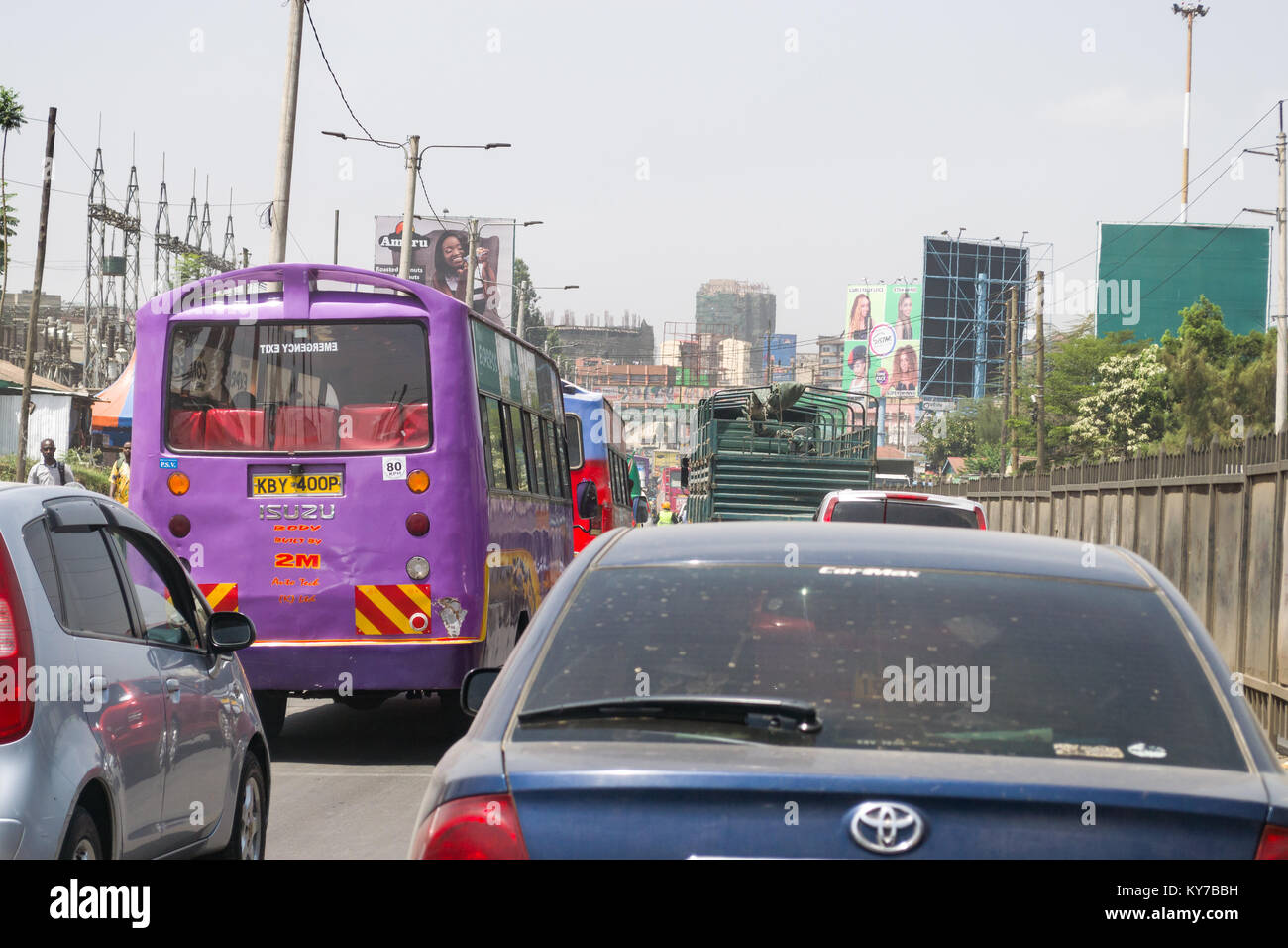 Busse und andere Fahrzeuge sitzen in schweren Stau auf Landhies Road in der Stadt Nairobi, Kenia, Ostafrika Stockfoto