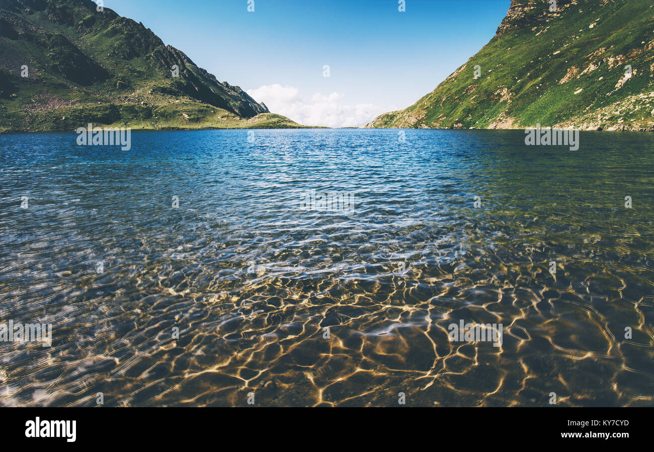 See und Berge Landschaft mit blauen Himmel Sommer Reise ruhigen malerischen Blick Stockfoto