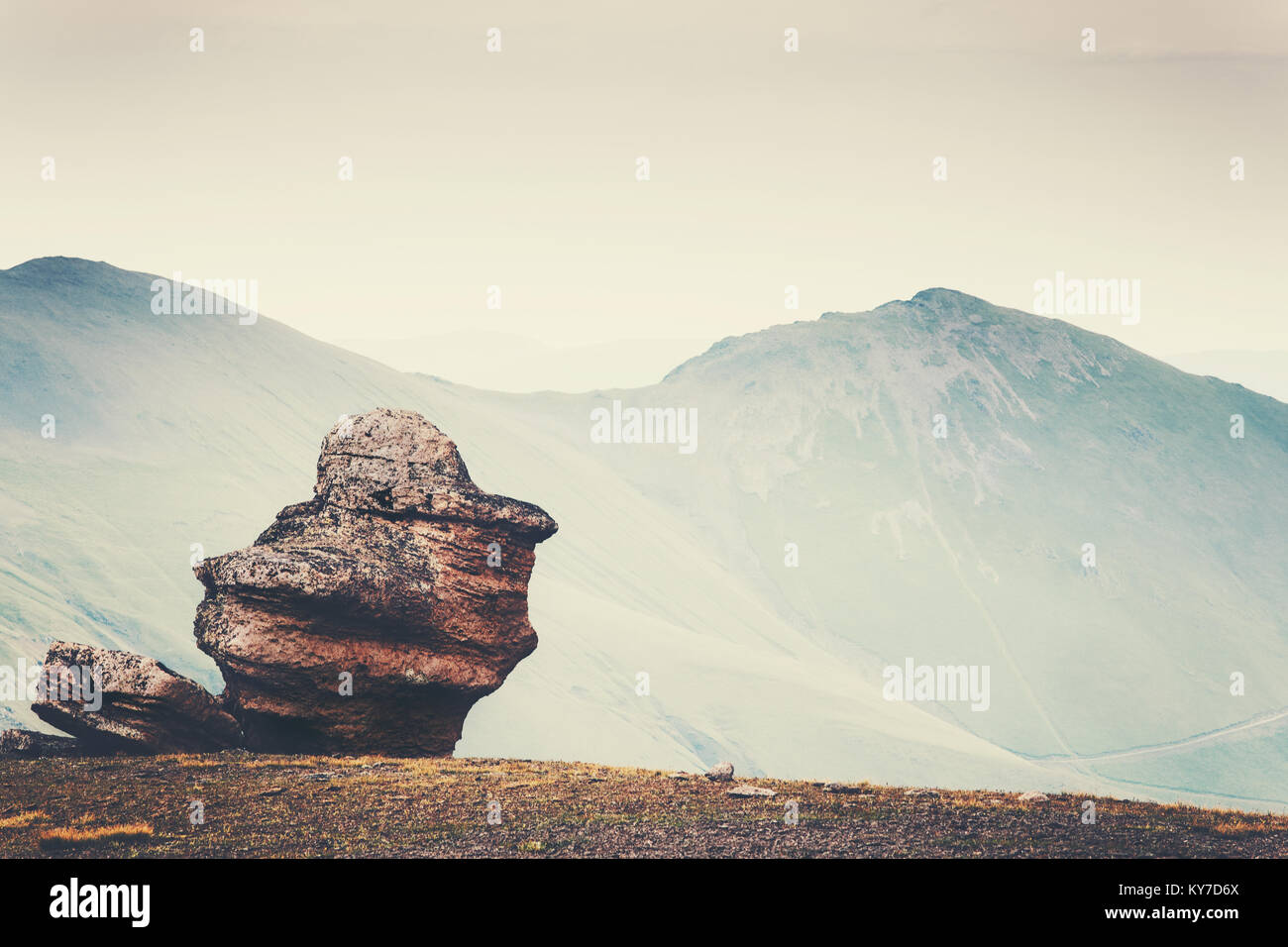Minimalistischer Landschaft aus Stein und die Berge im Hintergrund Reisen ruhigen malerischen Blick Stockfoto