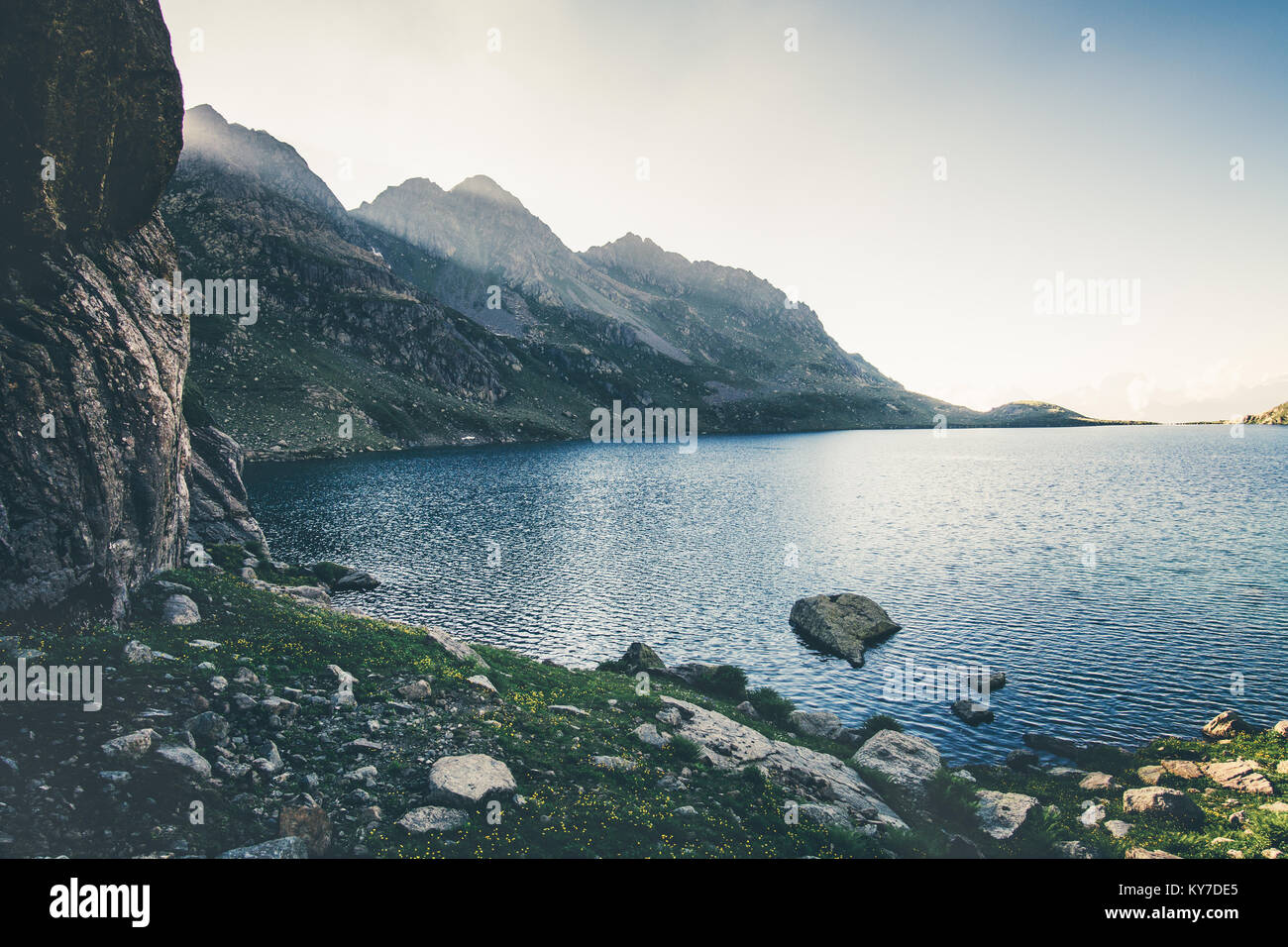 See und Rocky Mountains Landschaft Sommer Reisen ruhigen malerischen Blick Stockfoto