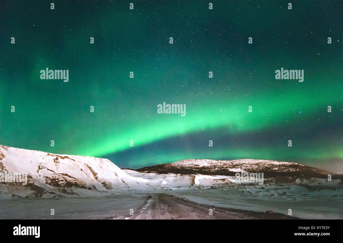 Nordlichter Aurora borealis über Berge Landschaft Winter Reisen Skandinavische Nacht Landschaft, natürliche Farben Stockfoto