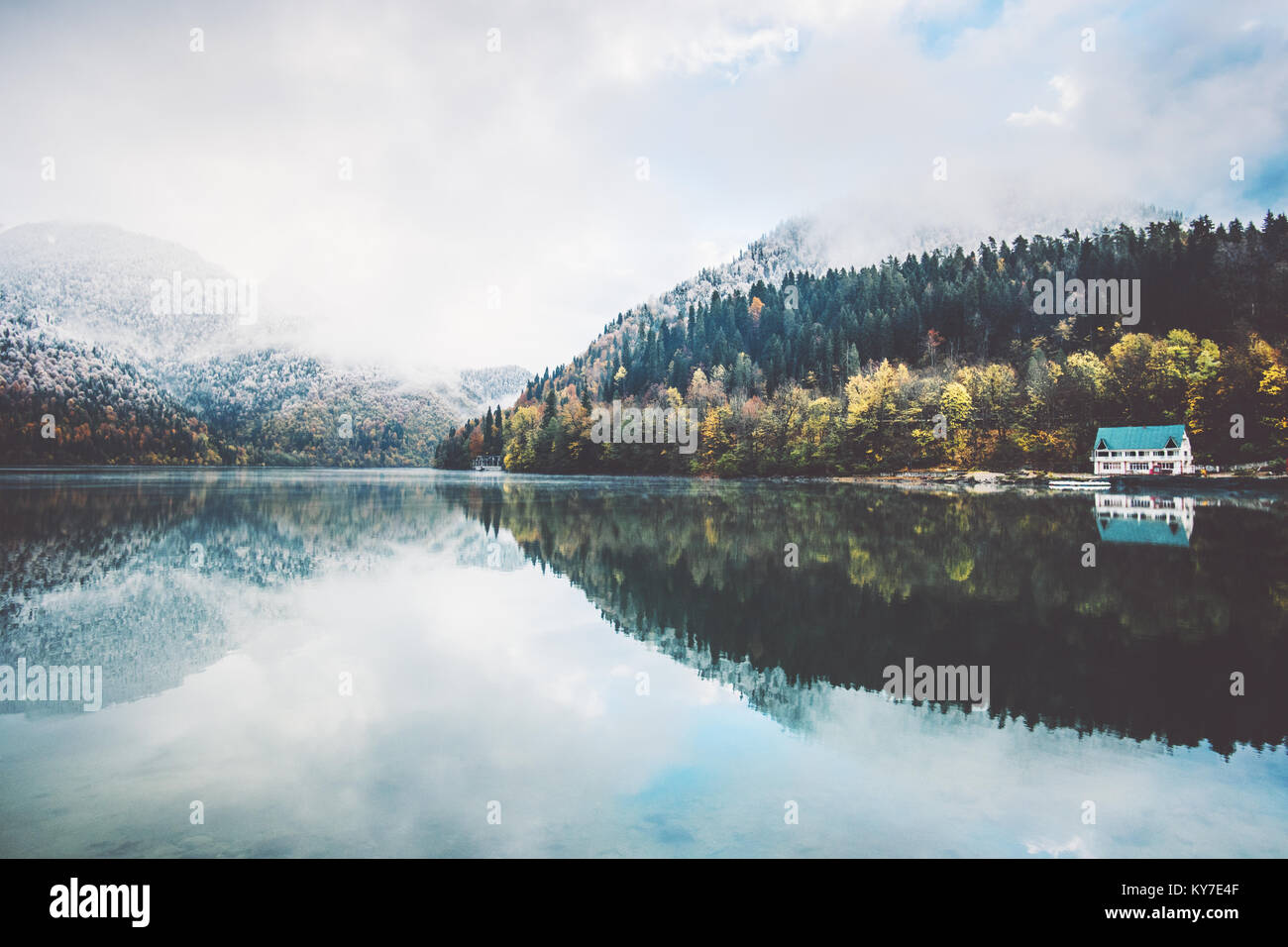 See und Wald landschaft Reisen foggy ruhigen malerischen Blick wilde Natur moody Wetter Stockfoto