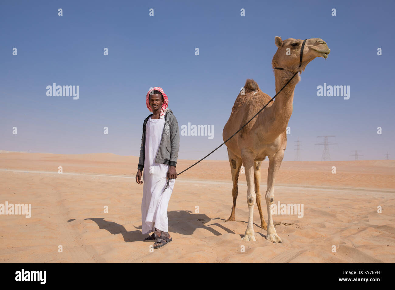 Abu Dhabi, VAE - Dec 15, 2017: ein stolzer Mann mit seiner Show Kamel während Al Dhafra camel Festival posieren. Stockfoto