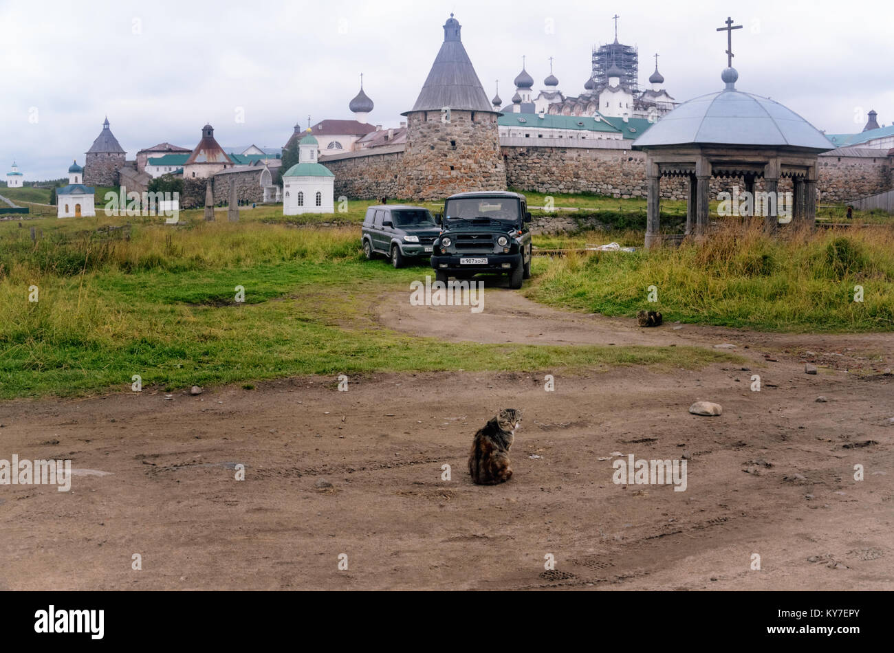 Solovetsky Kloster auf der Insel Bolschoi Solovetsky (solowki Inseln, Russland) von einer Landstraße in der Nähe von solovetsky Dorf gesehen. August 2015. Stockfoto