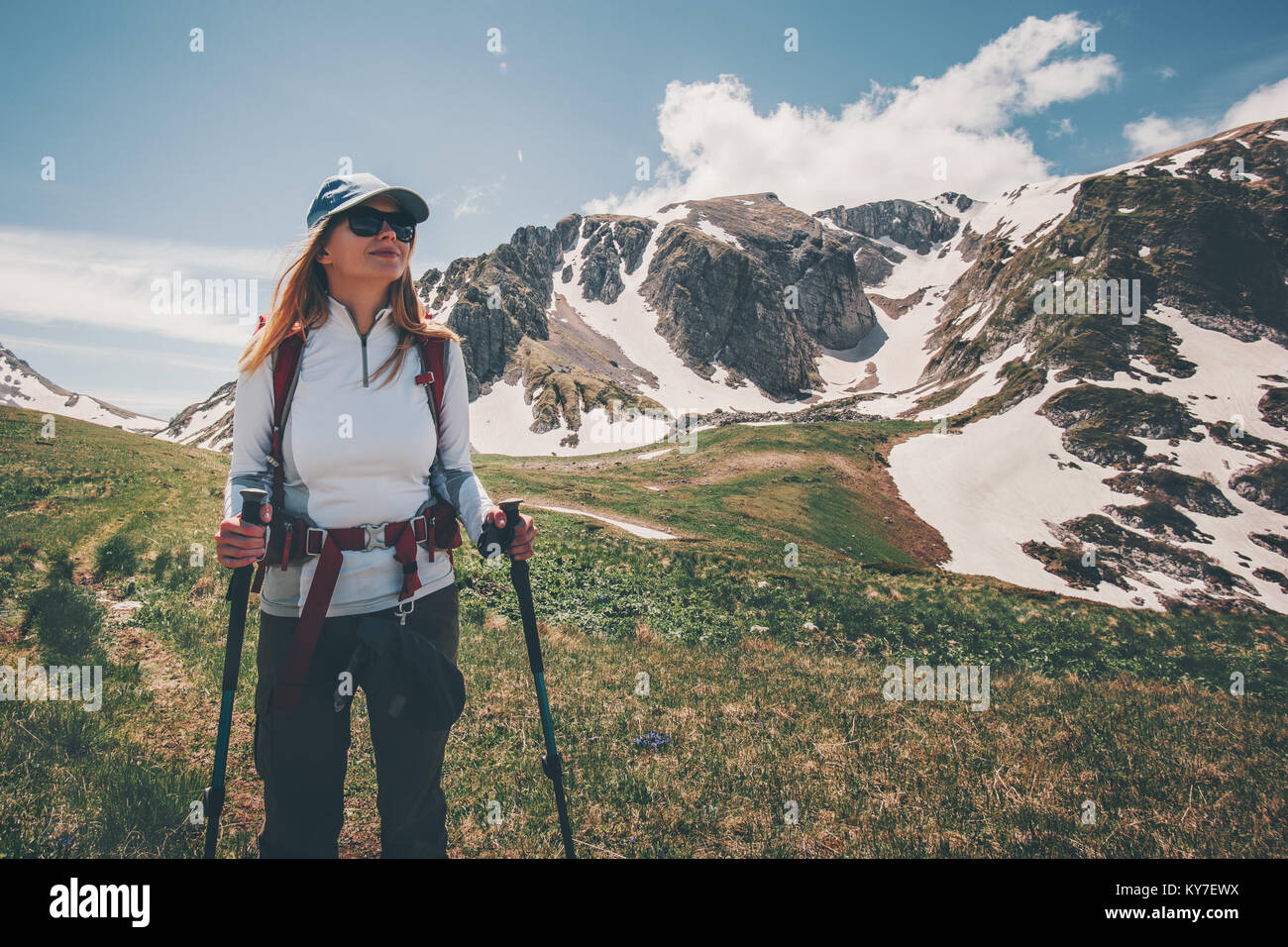 Frau backpacker Reisen Wandern in den Bergen Reisen Lifestyle erfolg konzept Abenteuer Sommer aktiv Urlaub Outdoor bergsteigen Sport Stockfoto