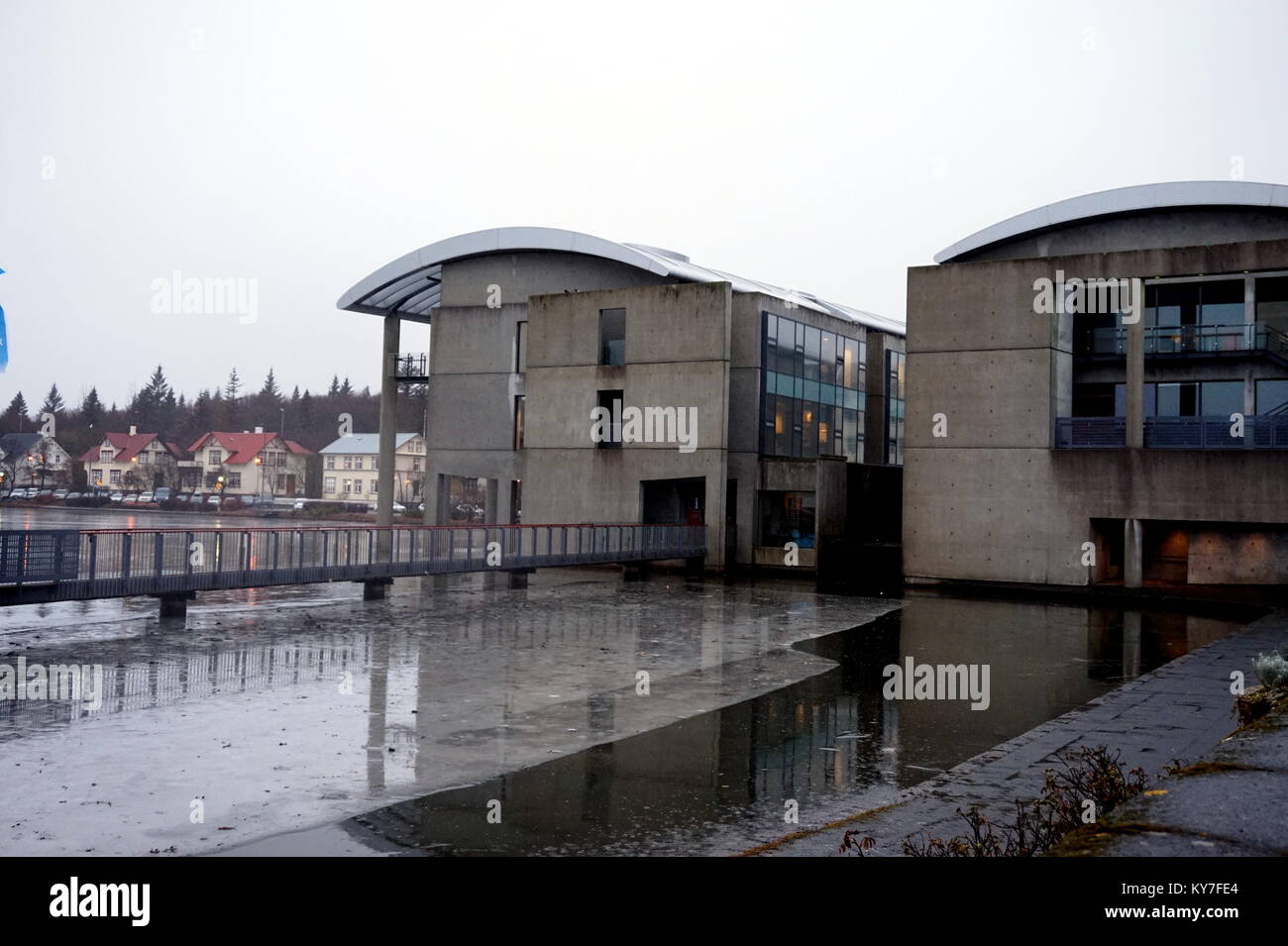 Ráðhús Reykjavíkur Rathaus- und Informationszentrum und den Tjörnin (Teich), Reykjavík, Island Stockfoto