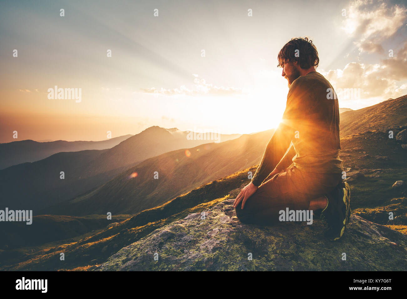 Man entspannende bei Sonnenuntergang in den Bergen Reisen spirituelles Erwachen emotionaler meditieren Konzept Ferien im Einklang mit der Natur Landschaft Stockfoto