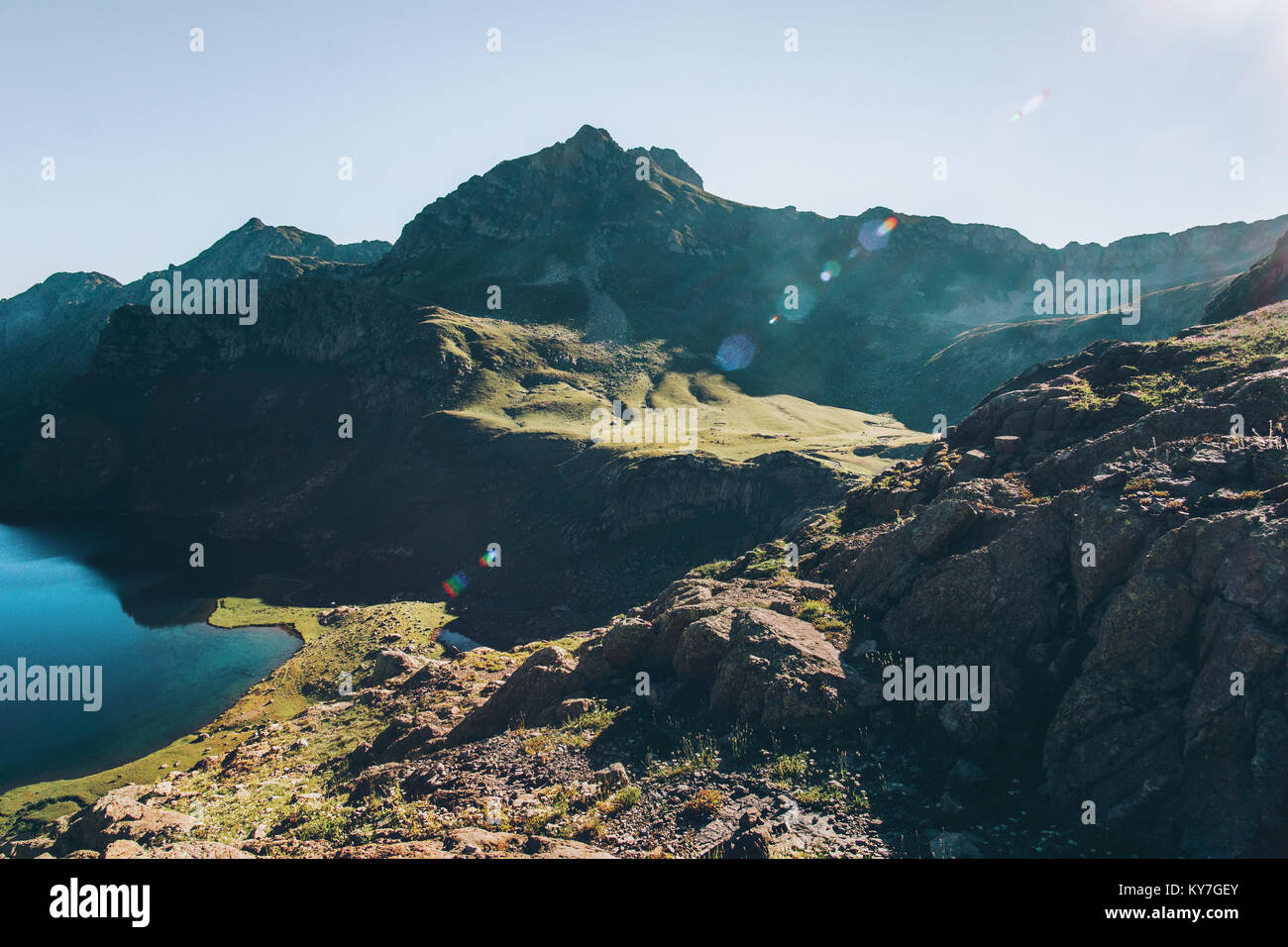 Morgen Berge und See Luftbild idyllische Landschaft Sommer Reisen ruhige Szene Stockfoto