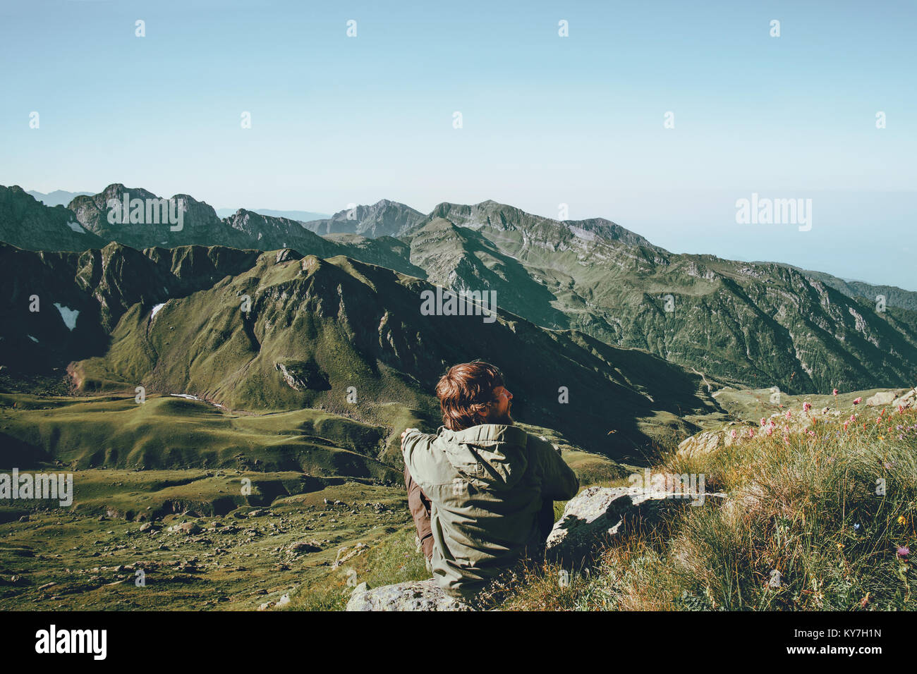 Mann Entspannung am Berge Landschaft Reisen Lifestyle Fernweh Abenteuer Konzept Sommer Ferien im Freien in die Wilde Stockfoto