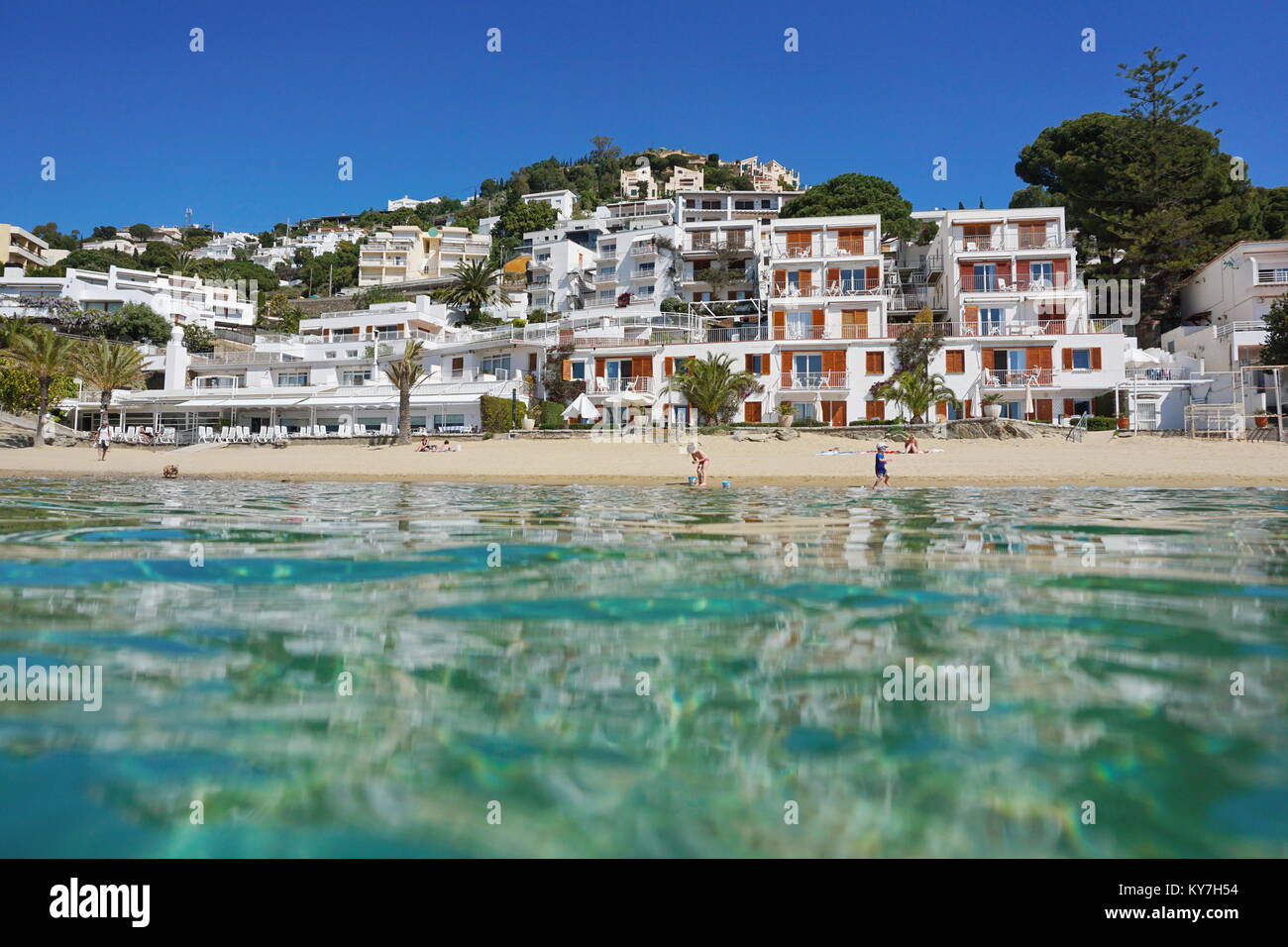 Mediterranean Beach Shore mit Gebäuden in Spanien Costa Brava, vom Meer Oberfläche gesehen, Playa Almadrava, grossen Canyelles, Roses, Girona, Katalonien Stockfoto