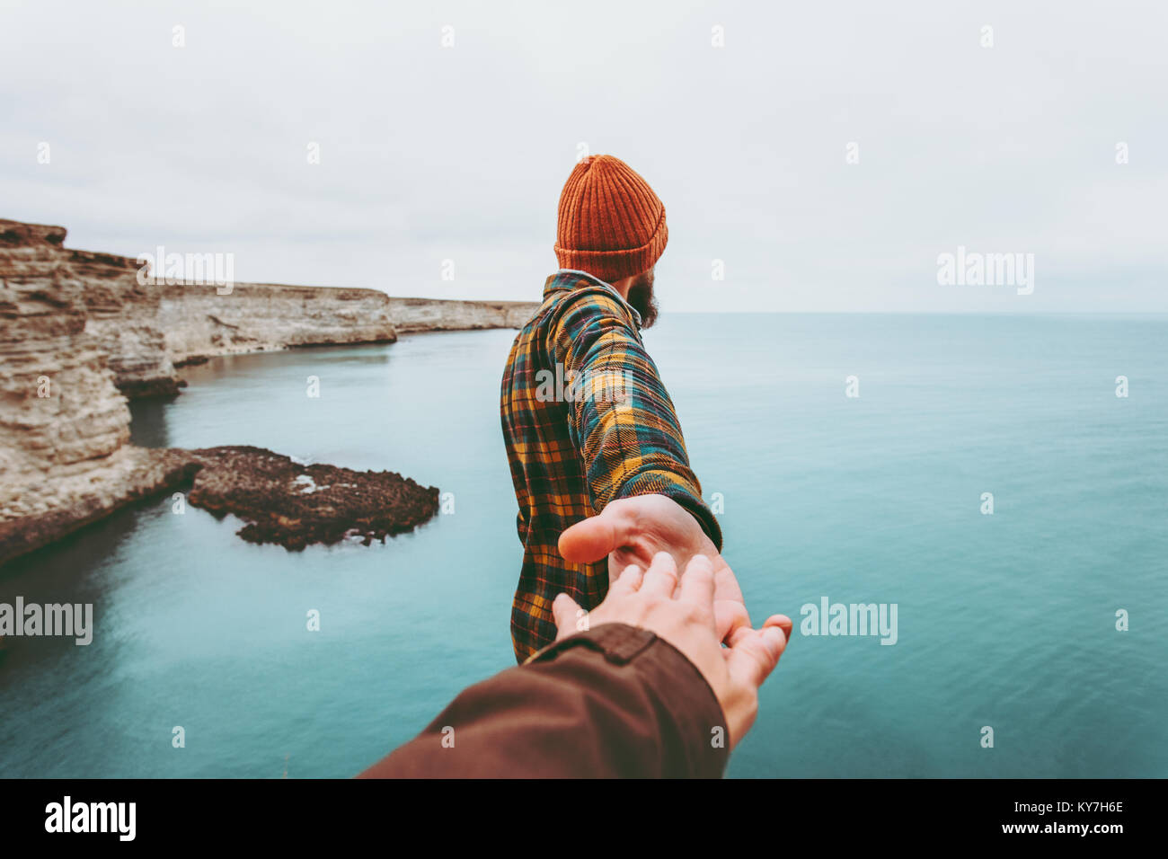 Paar Mann und Frau Hand in Hand gehen mit kalten Meer Landschaft auf dem Hintergrund der Liebe und Emotionen Lifestyle Konzept. Junge Familie reisen Stockfoto