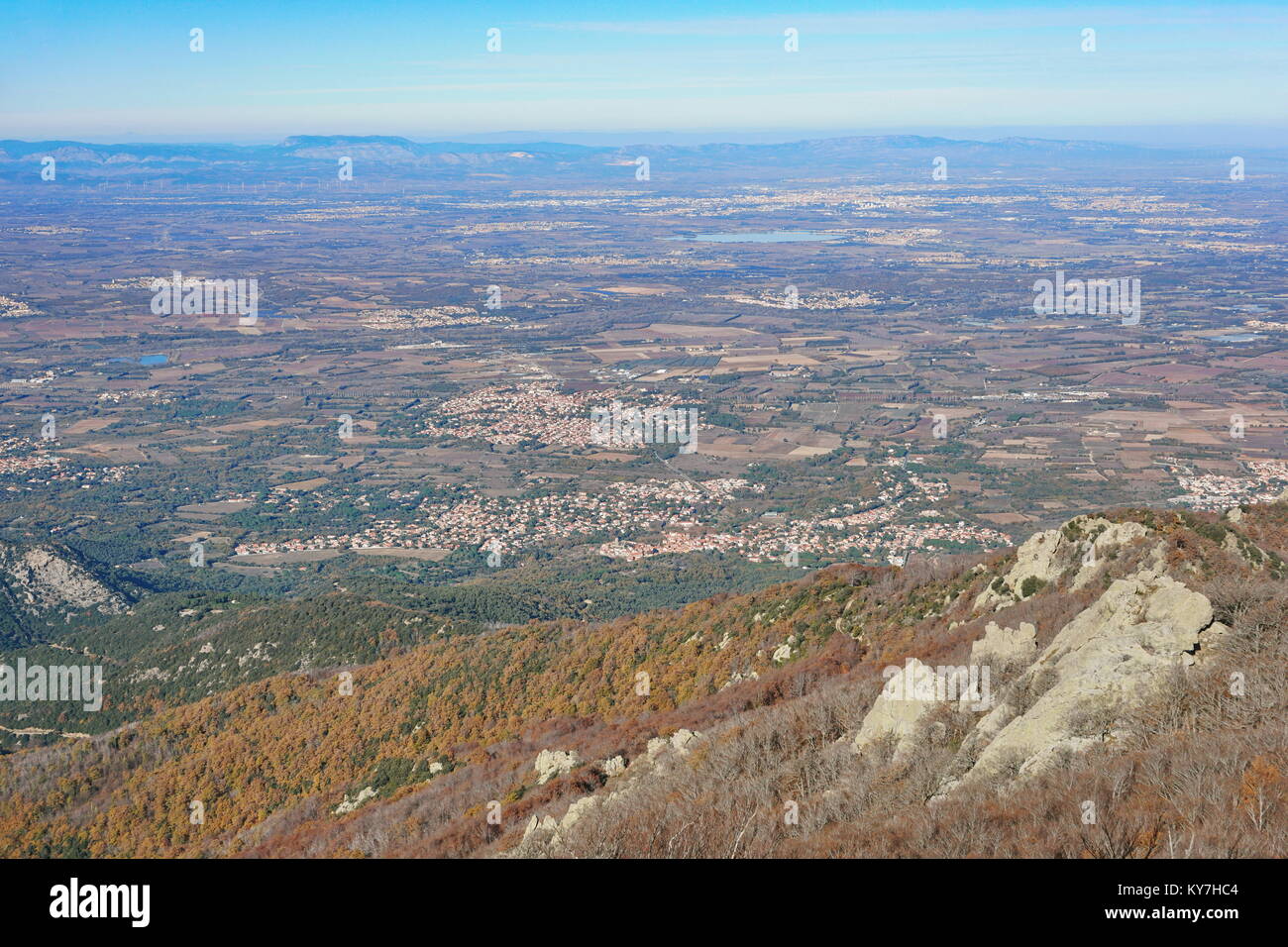 Die Ebene des Roussillon in Südfrankreich, Pyrenees Orientales, Landschaft von den Höhen des Massif des Alberes Stockfoto