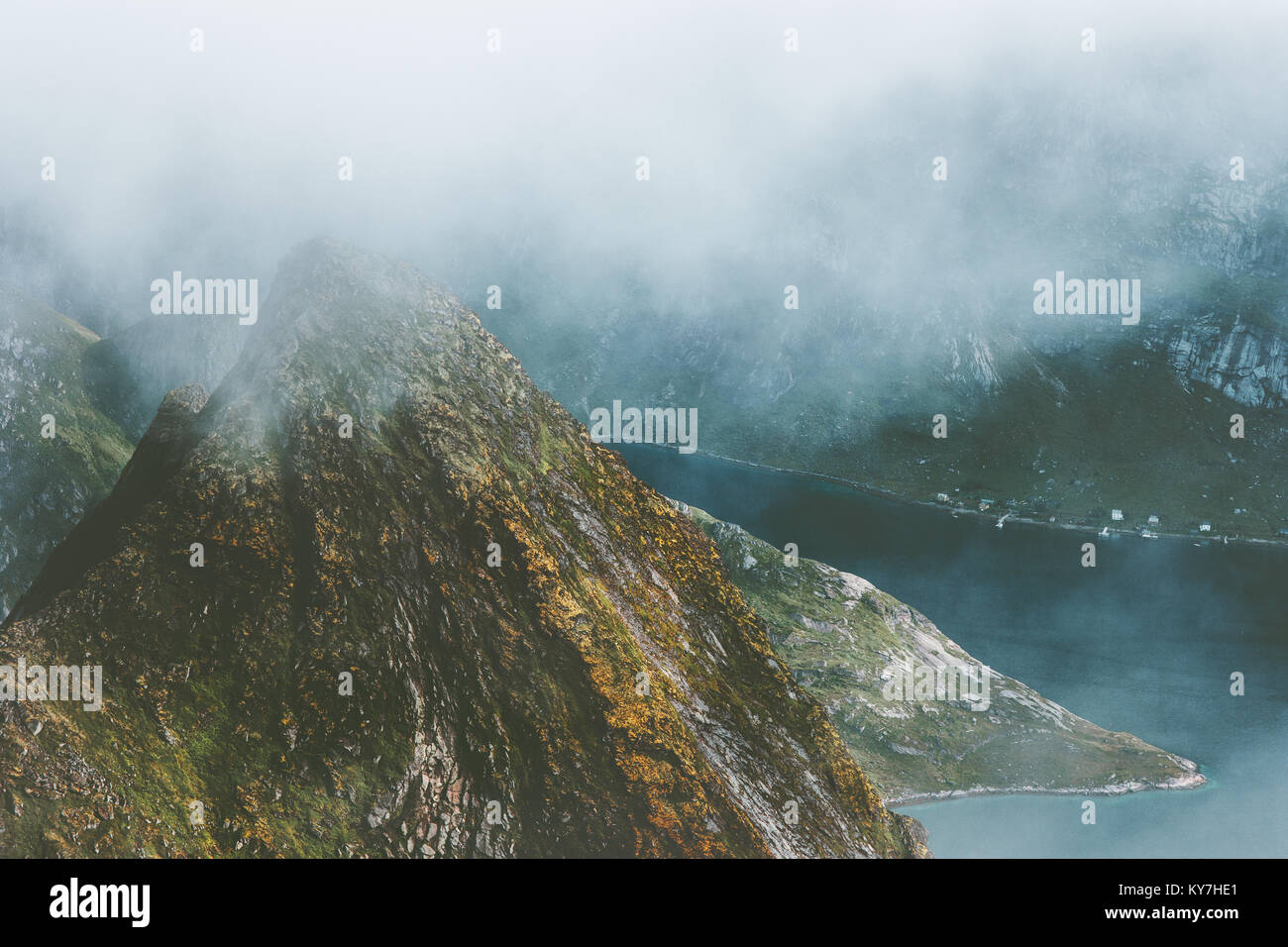 Nebligen Berge Landschaft Luftaufnahme von Hermannsdalstinden Gipfel in Norwegen Skandinavien Reisen wandern Lofoten Stockfoto