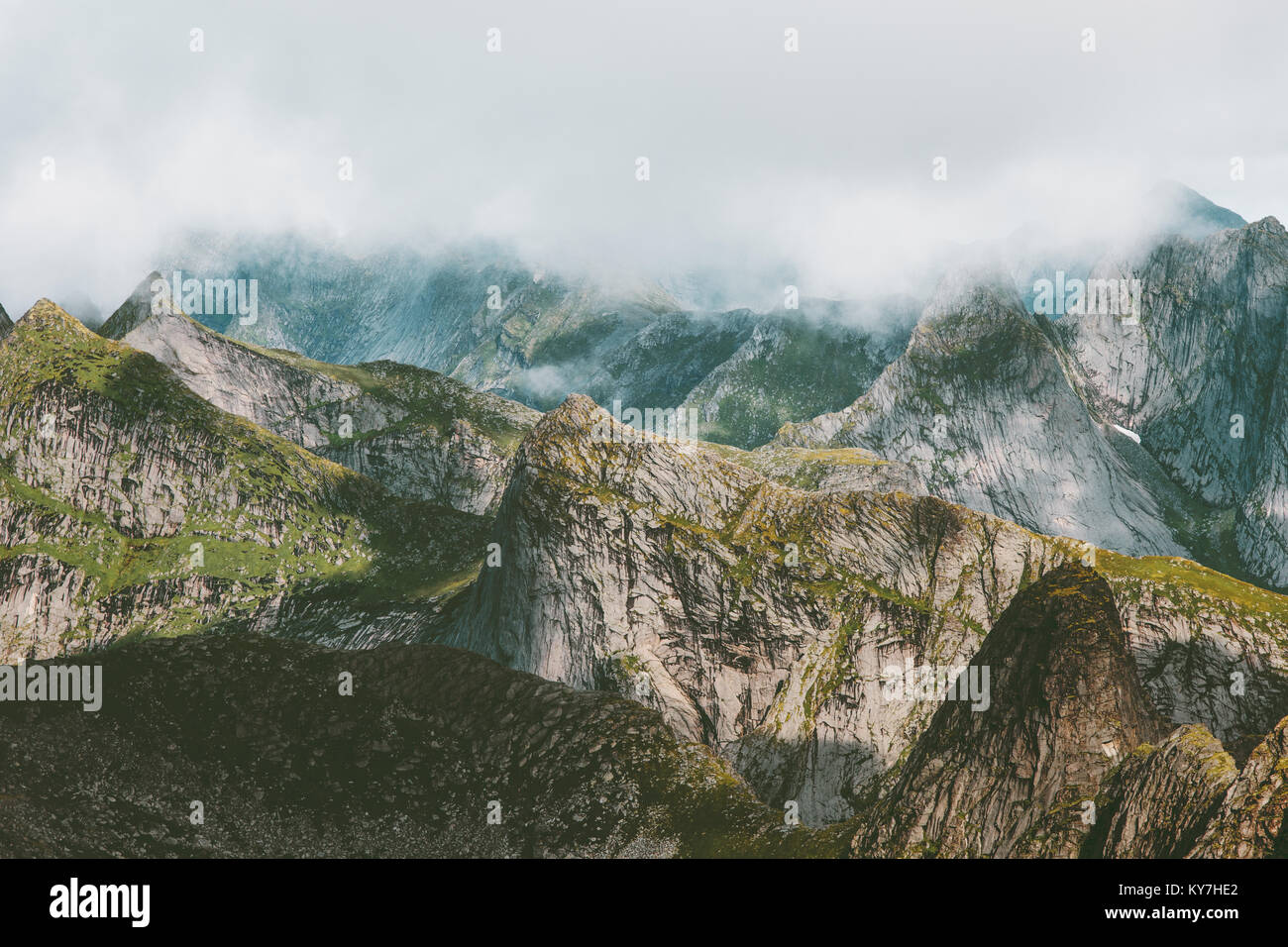 Berge Landschaft aus Hermannsdalstinden Gipfel in Norwegen foggy skandinavischen Wetter Reisen Wandern Natur Stockfoto