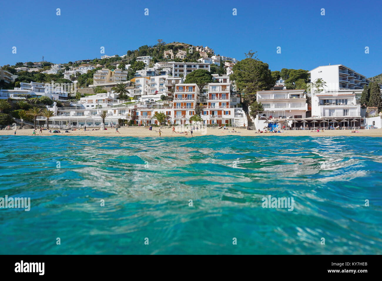 Spanien Costa Brava, Strand am Mittelmeer mit Gebäuden, die von der Meeresoberfläche gesehen, Playa Almadrava, grossen Canyelles, Roses, Girona, Katalonien Stockfoto