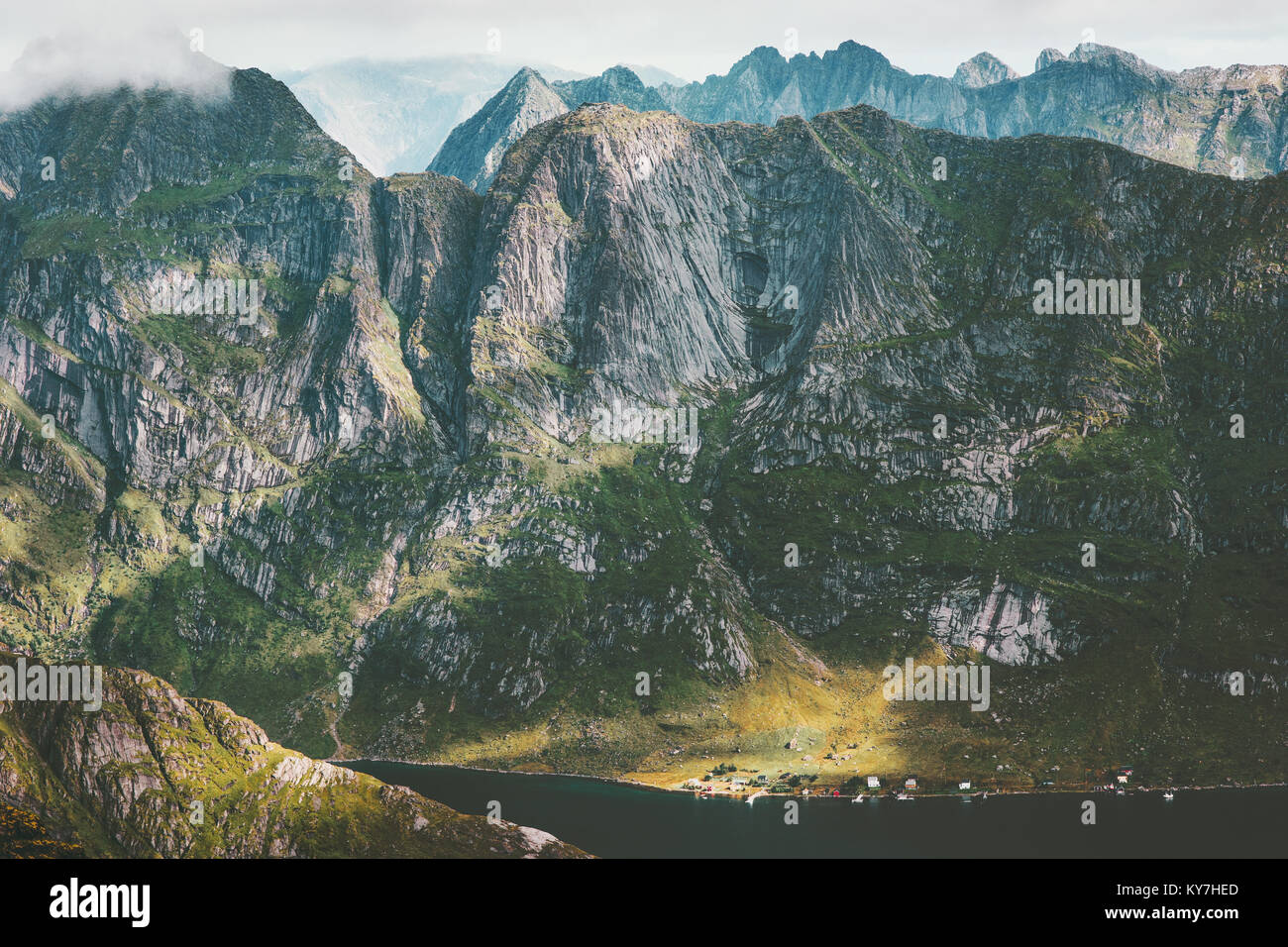 Berge Landschaft Luftaufnahme von Hermannsdalstinden Gipfel in Norwegen Reisen Wanderung skandinavischen Ferien Stockfoto