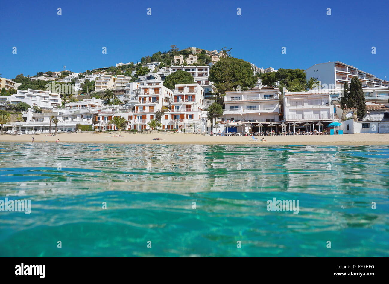 Spanien Costa Brava Strand mit Gebäuden Waterfront, Mediterran, vom Meer Oberfläche gesehen, Playa Almadrava, grossen Canyelles, Roses, Girona, Katalonien Stockfoto