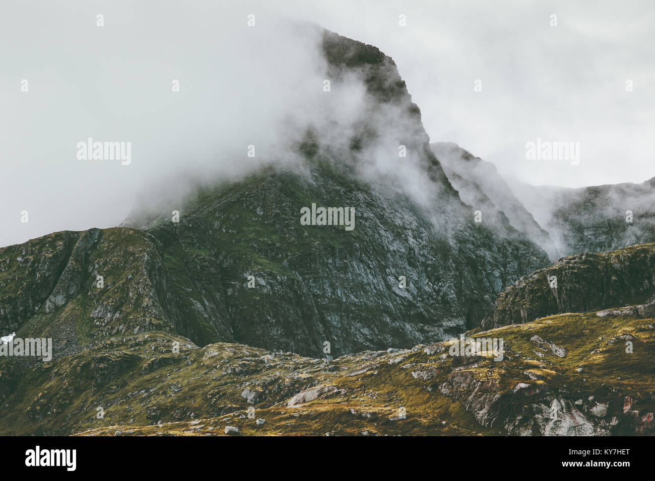 Hermannsdalstinden Berglandschaft in Norwegen Skandinavien reisen Wanderung nebligen Wetter Stockfoto