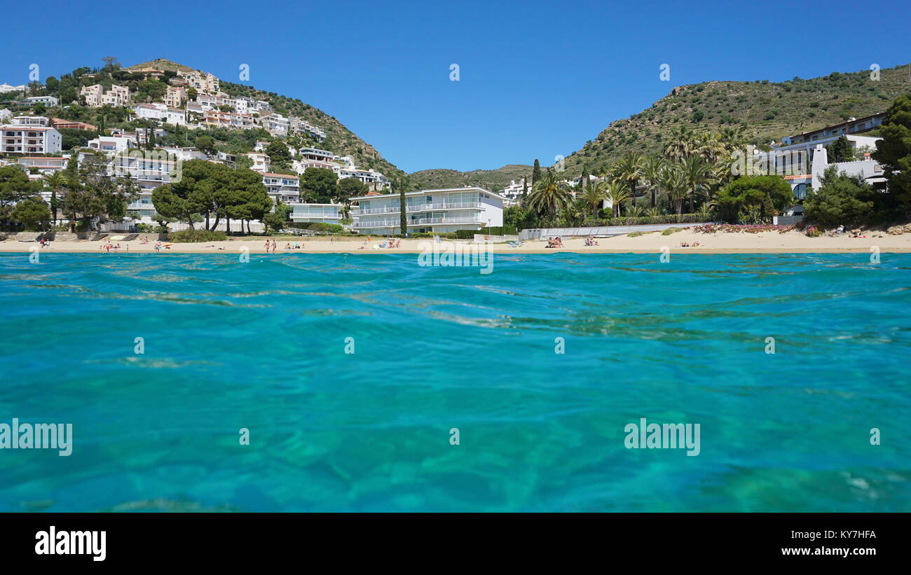 Spanien Küste Mittelmeer Strand vom Meer Oberfläche gesehen, Katalonien, Costa Brava, Playa Almadrava, grossen Canyelles, Roses, Girona Stockfoto