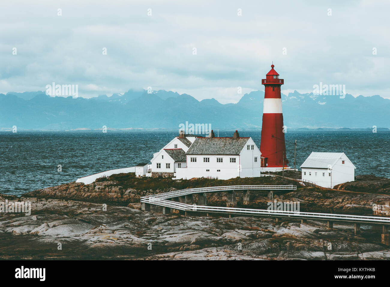 Tranoy Leuchtturm Norwegen Landschaft, das Meer und die Berge im Hintergrund reisen Landschaft skandinavischen nordischen Natur Stockfoto