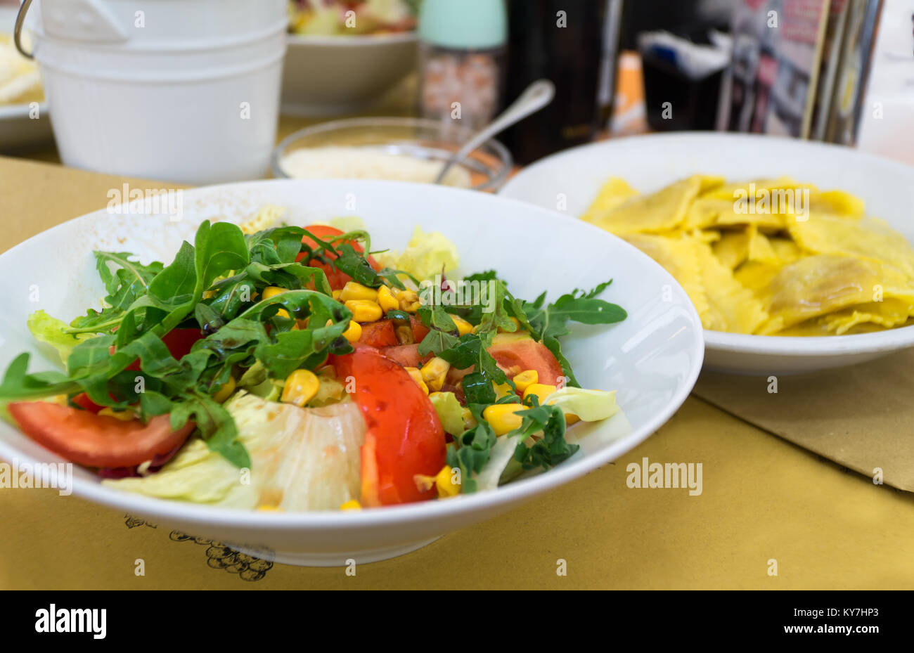 Im italienischen Stil Salat, Insalata, serviert auf einem weißen Teller im Italienischen Restaurant. Close-up. Stockfoto